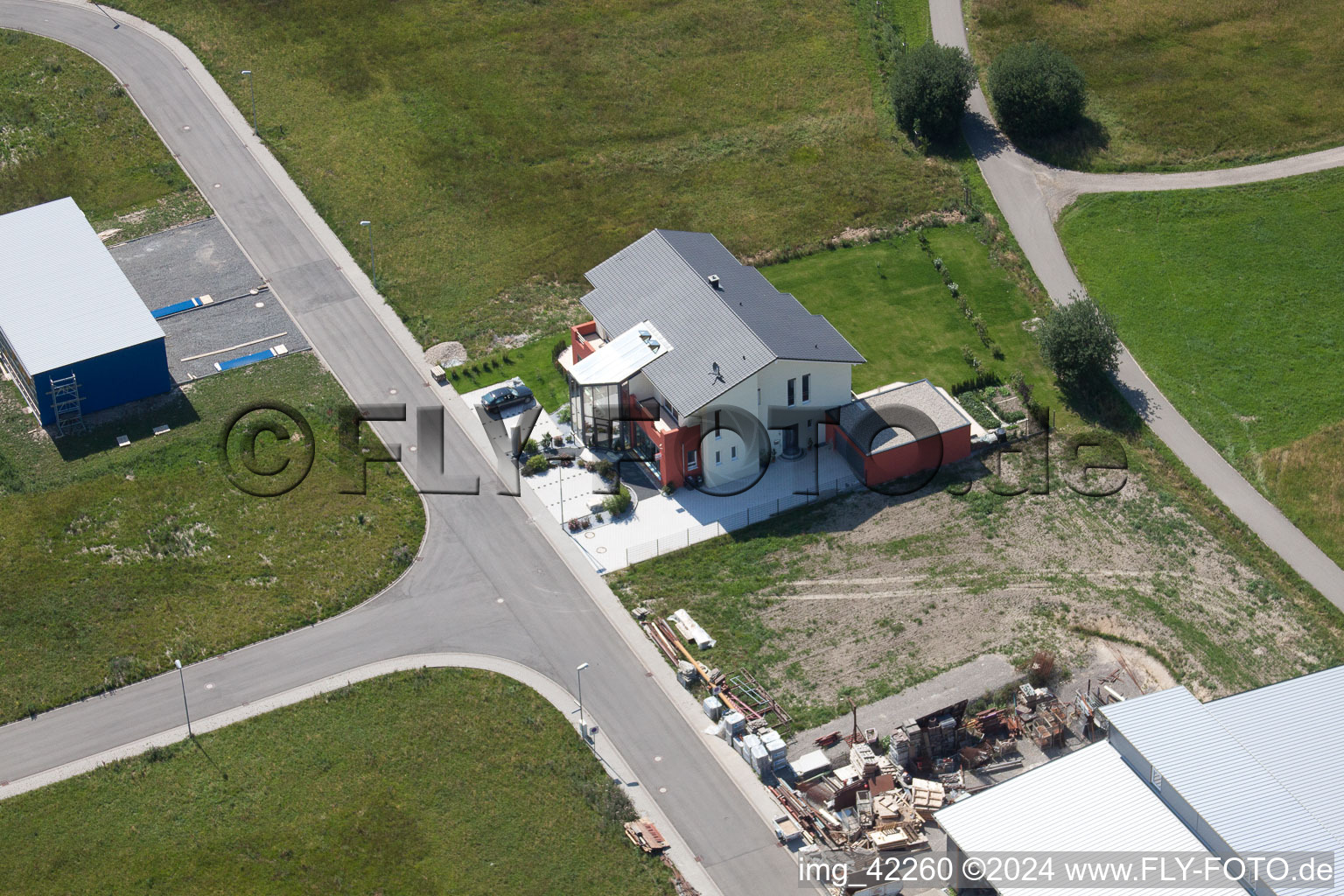 Zone commerciale à Schwarzenbusch à le quartier Pfaffenrot in Marxzell dans le département Bade-Wurtemberg, Allemagne du point de vue du drone