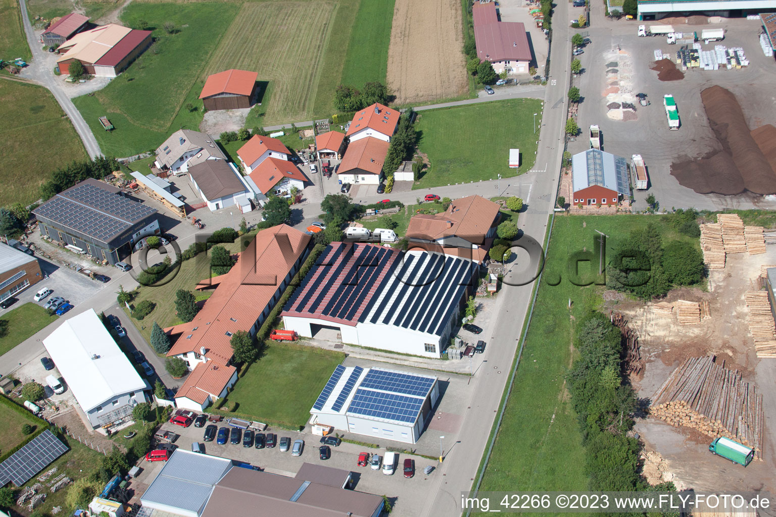 Zone commerciale à Schwarzenbusch à Pfaffenrot dans le département Bade-Wurtemberg, Allemagne d'un drone