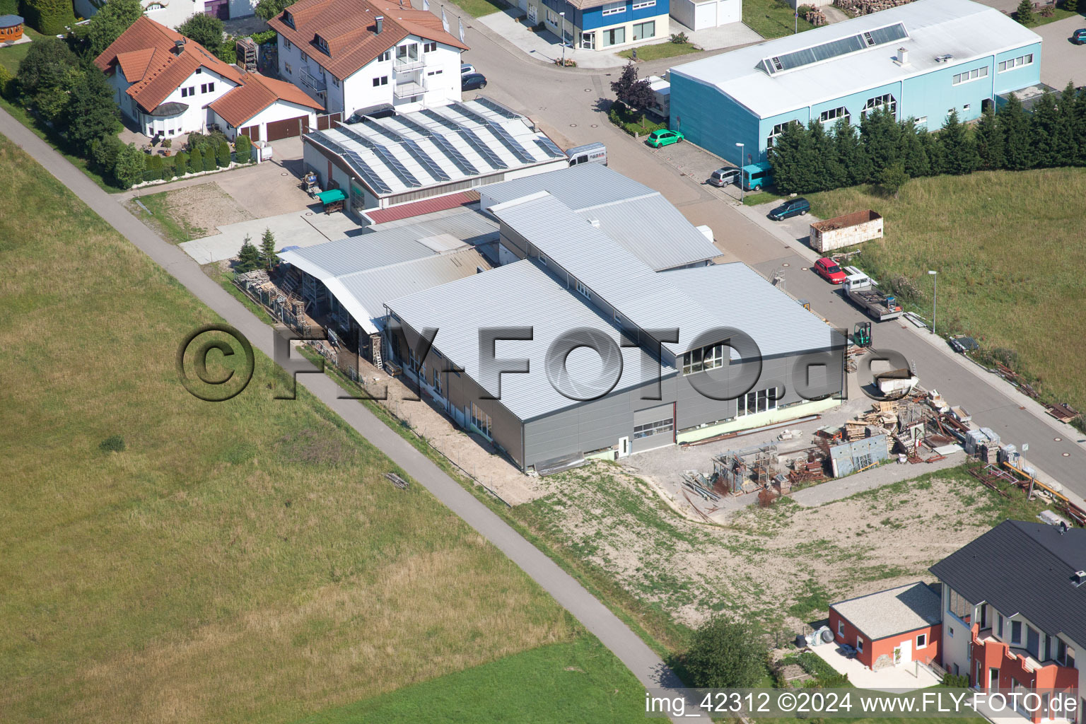 Zone commerciale à Schwarzenbusch à le quartier Pfaffenrot in Marxzell dans le département Bade-Wurtemberg, Allemagne du point de vue du drone