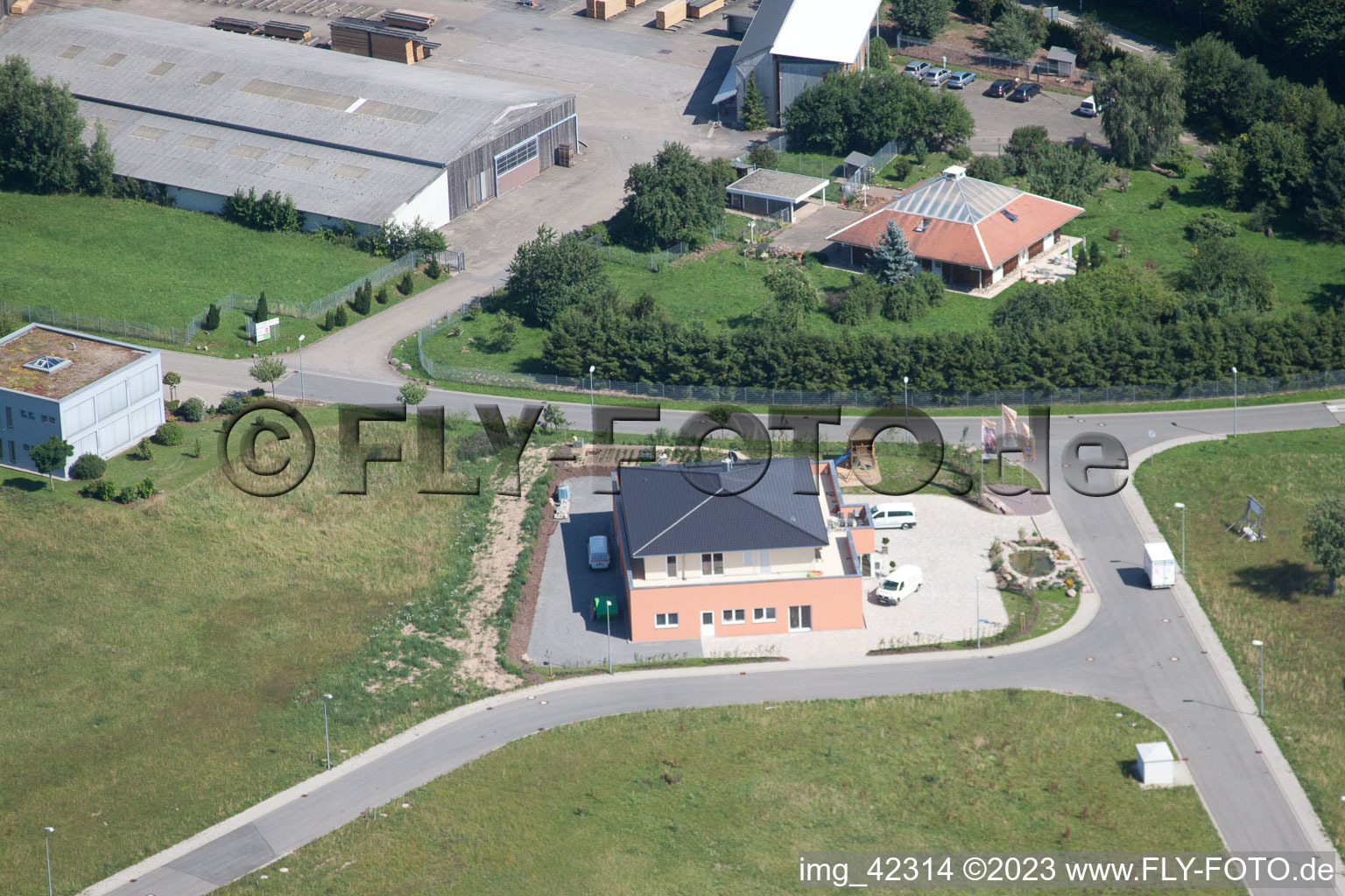 Zone commerciale à Schwarzenbusch à Pfaffenrot dans le département Bade-Wurtemberg, Allemagne vu d'un drone