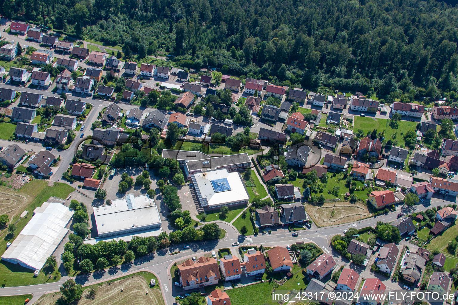 Vue aérienne de Salle Carl Benz à le quartier Pfaffenrot in Marxzell dans le département Bade-Wurtemberg, Allemagne