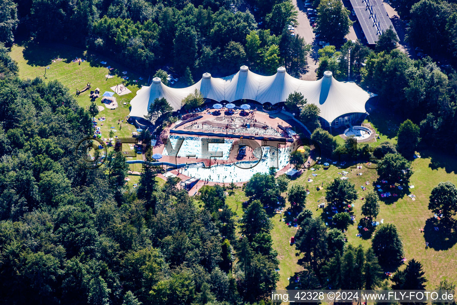 Vue aérienne de Piscine de la piscine extérieure Waldbad Schöllbronn des services communaux Ettlingen à le quartier Schöllbronn in Ettlingen dans le département Bade-Wurtemberg, Allemagne