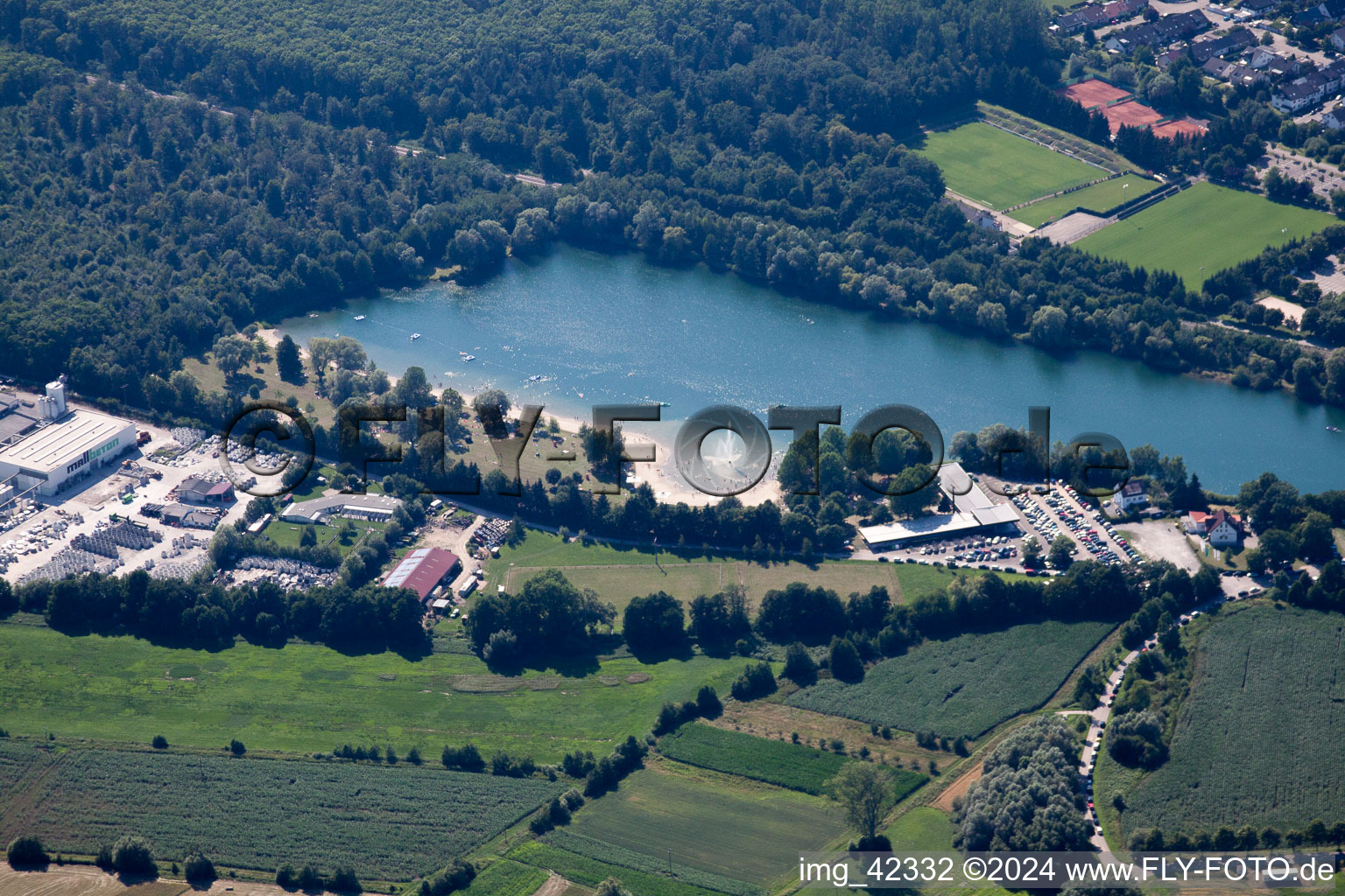 Vue aérienne de Plage et rive du lac Badesee Buchtzig à le quartier Bruchhausen in Ettlingen dans le département Bade-Wurtemberg, Allemagne