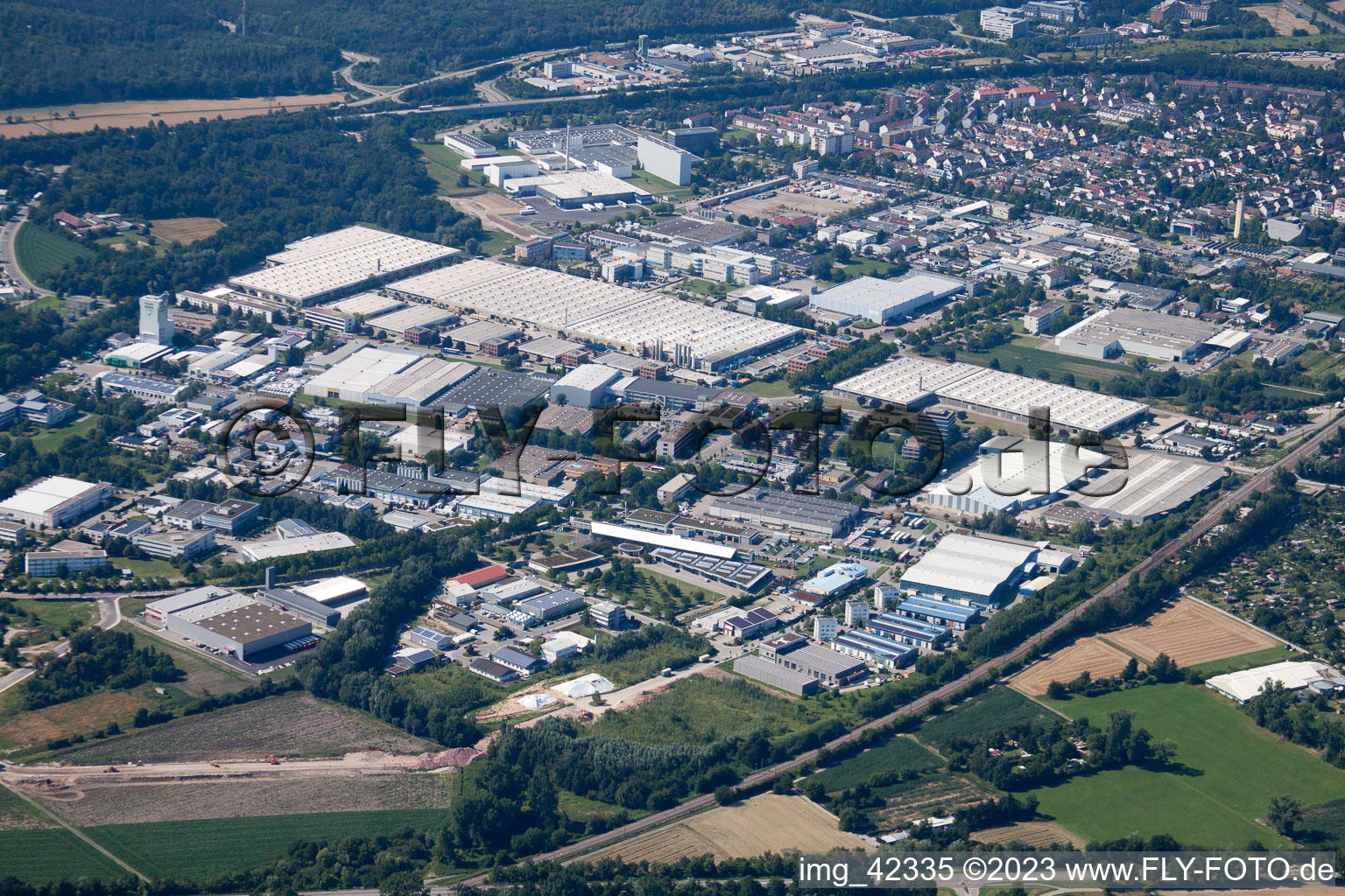 Entrepôt de pièces Daimler, entrepôt de verre Mercedes à Ettlingen dans le département Bade-Wurtemberg, Allemagne depuis l'avion
