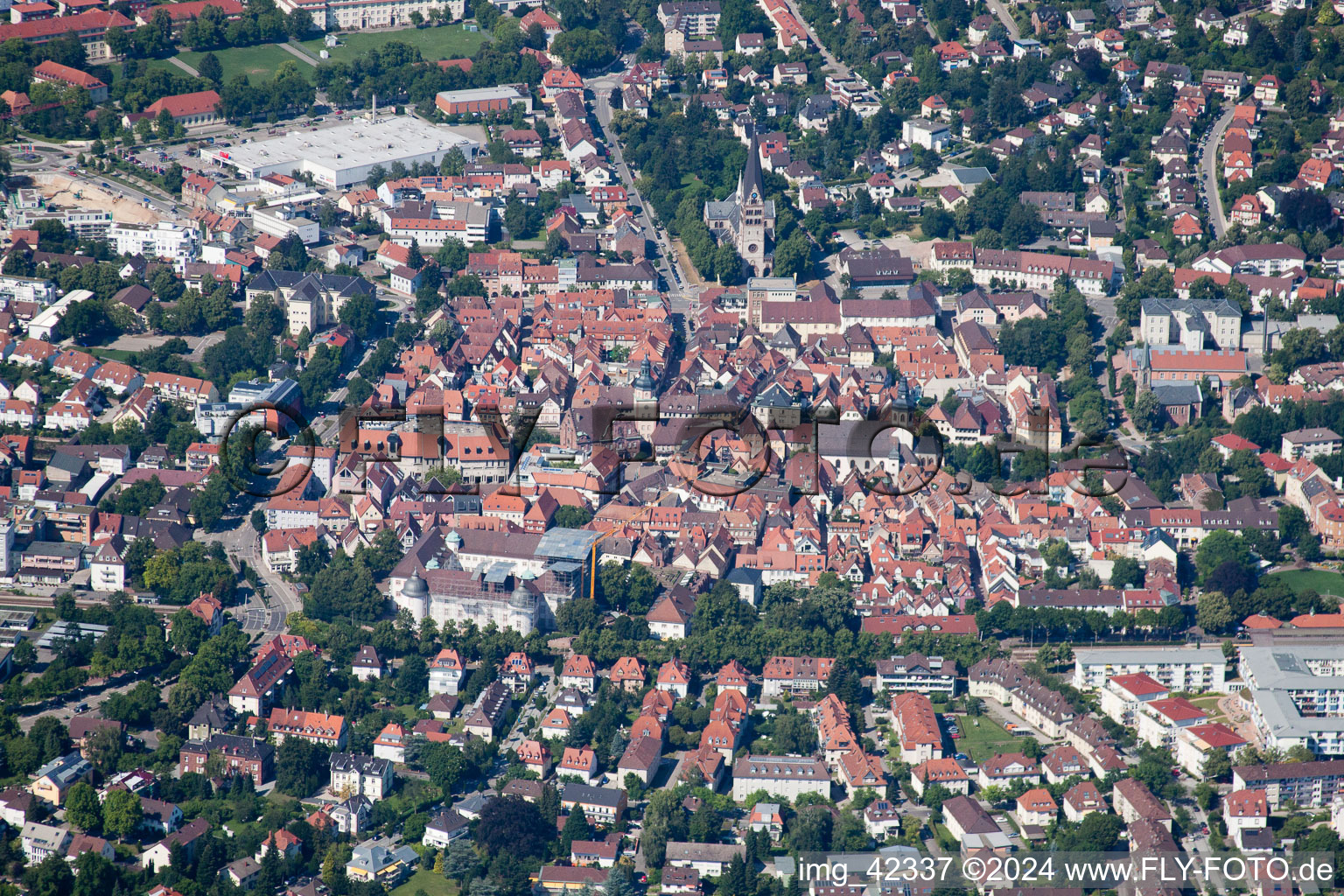 Vue aérienne de Vieille ville et centre-ville à Ettlingen dans le département Bade-Wurtemberg, Allemagne