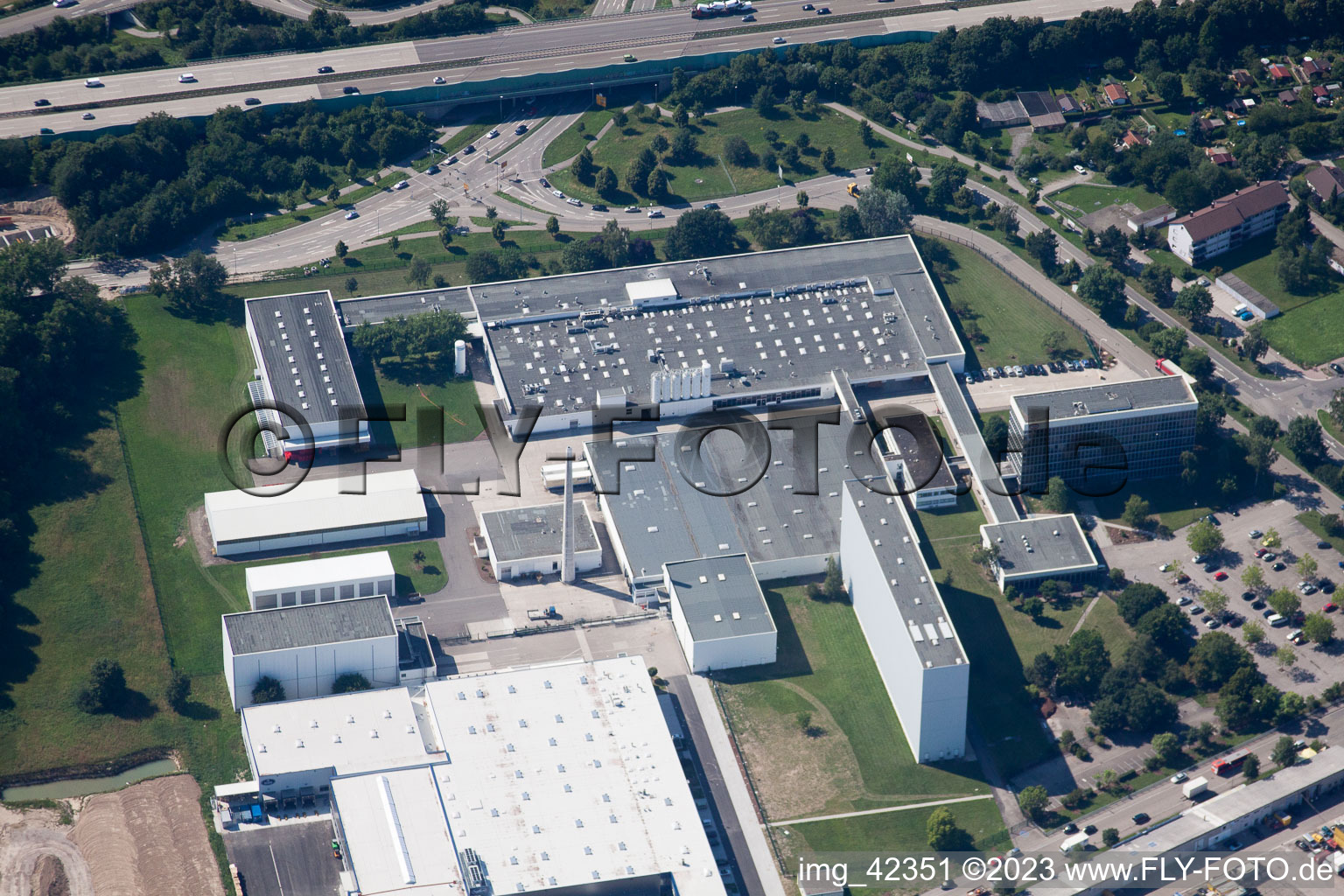 Vue aérienne de Locaux de l'usine Dr. Oetker Professionnel à Ettlingen dans le département Bade-Wurtemberg, Allemagne