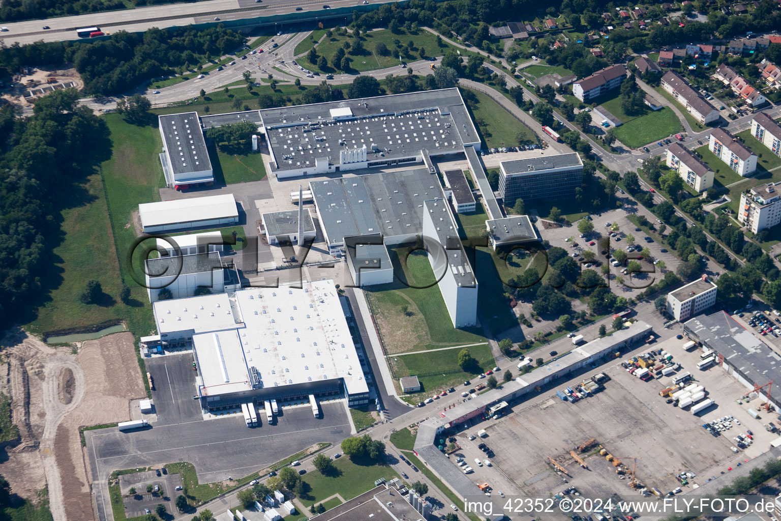 Vue aérienne de Locaux de l'usine Dr. Oetker Professionnel à Ettlingen dans le département Bade-Wurtemberg, Allemagne