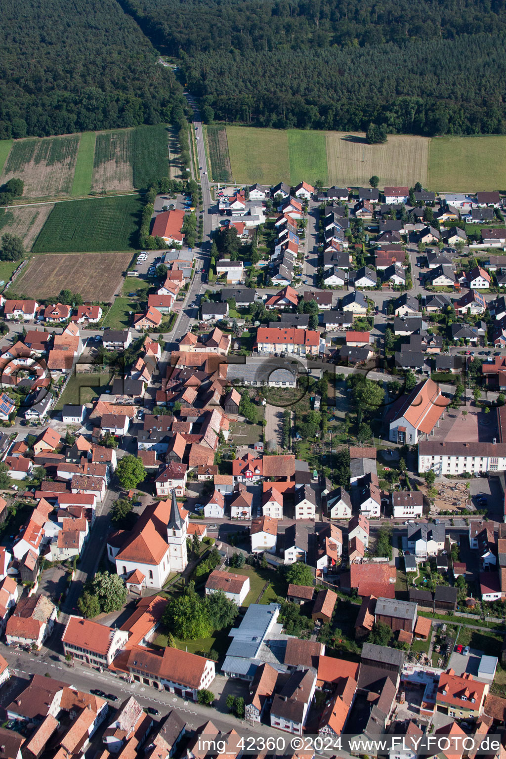 Photographie aérienne de Bâtiment d'église au centre du village à Hatzenbühl dans le département Rhénanie-Palatinat, Allemagne