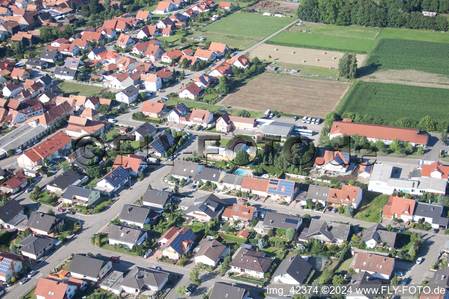 Vue d'oiseau de Hatzenbühl dans le département Rhénanie-Palatinat, Allemagne