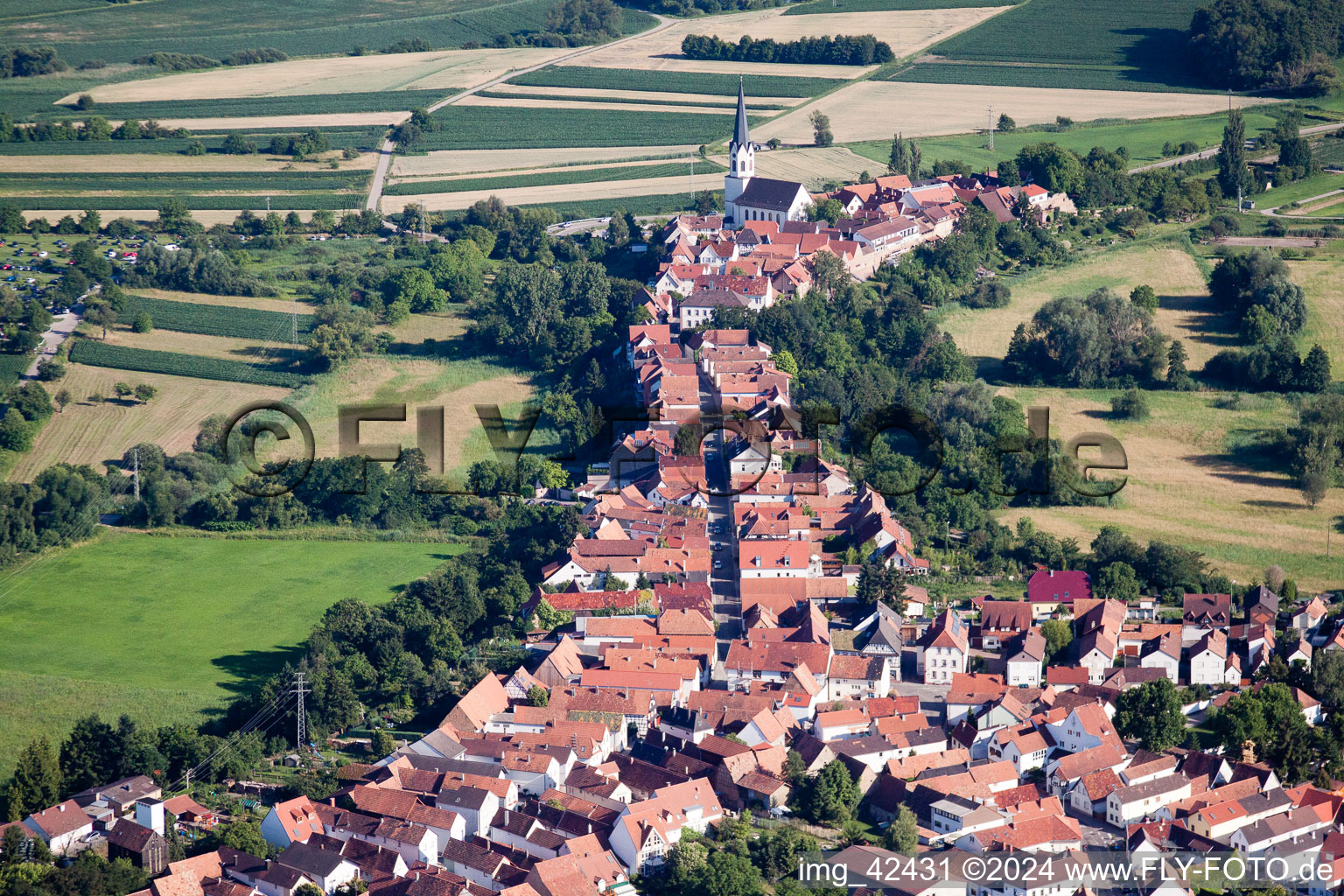 Vue aérienne de Vieille ville et centre-ville de la Ludwigstrasse à Jockgrim dans le département Rhénanie-Palatinat, Allemagne
