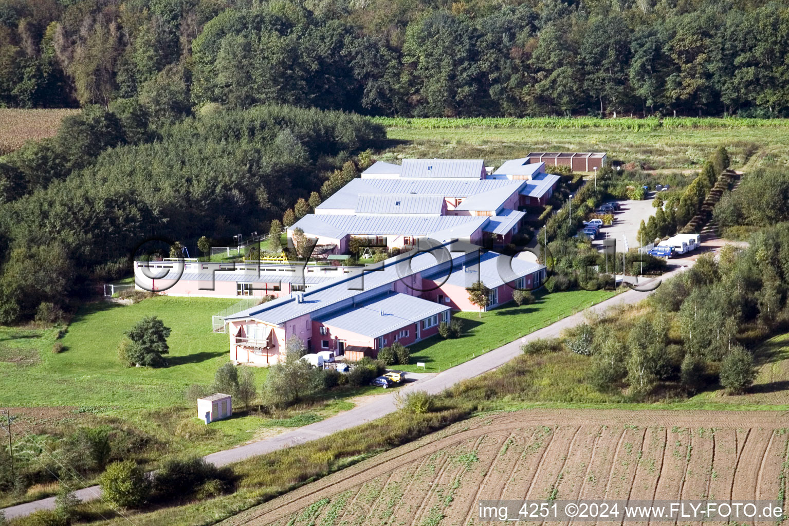 Vue aérienne de Sur l'aire, support de vie à le quartier Minderslachen in Kandel dans le département Rhénanie-Palatinat, Allemagne