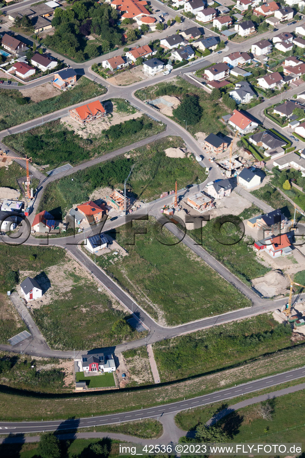 Nouvelle zone de développement ouest à Jockgrim dans le département Rhénanie-Palatinat, Allemagne hors des airs