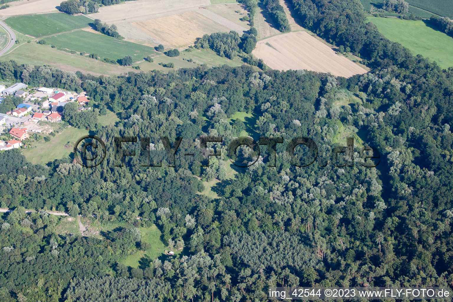 Fosse d'argile à Jockgrim dans le département Rhénanie-Palatinat, Allemagne vue d'en haut