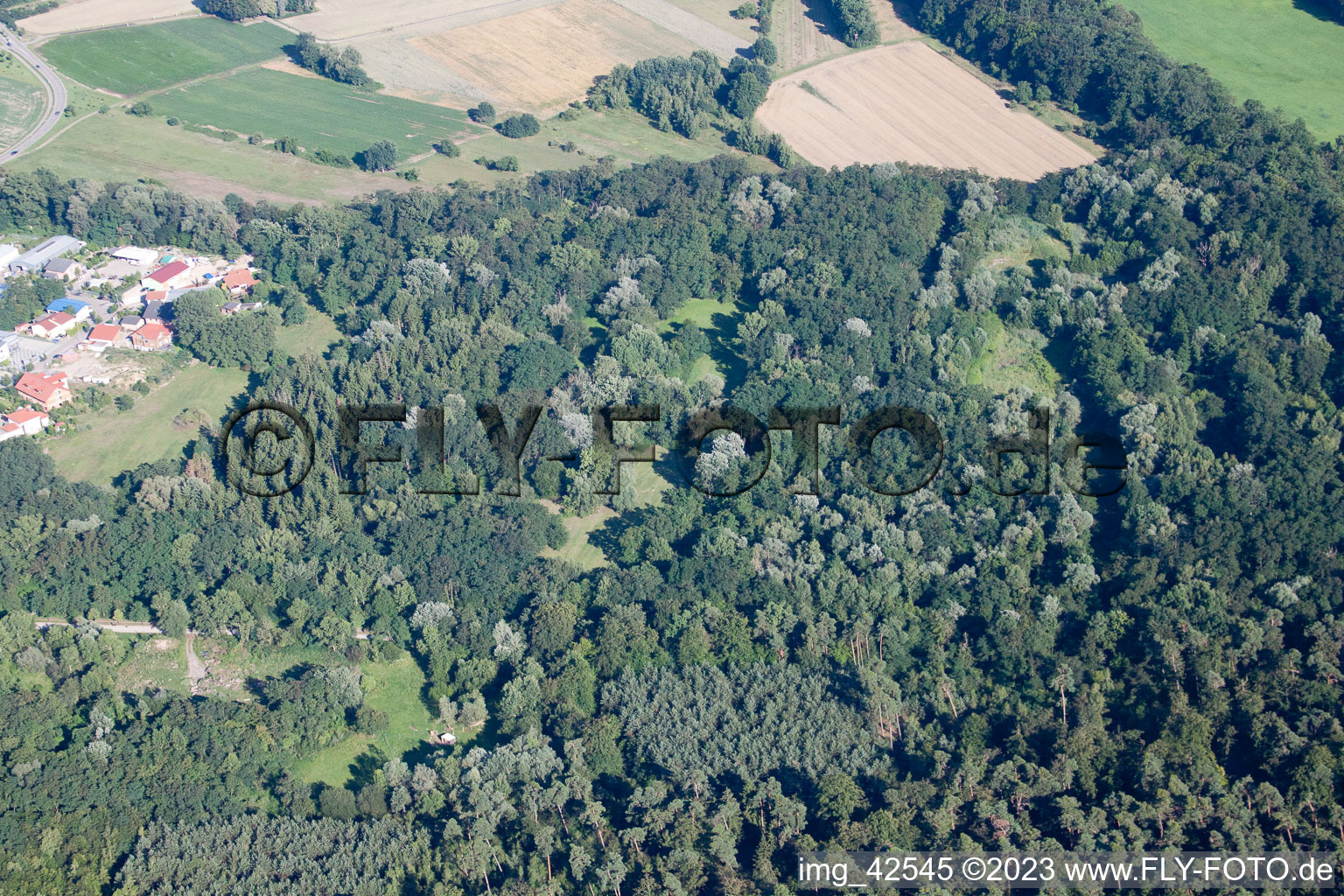 Fosse d'argile à Jockgrim dans le département Rhénanie-Palatinat, Allemagne depuis l'avion