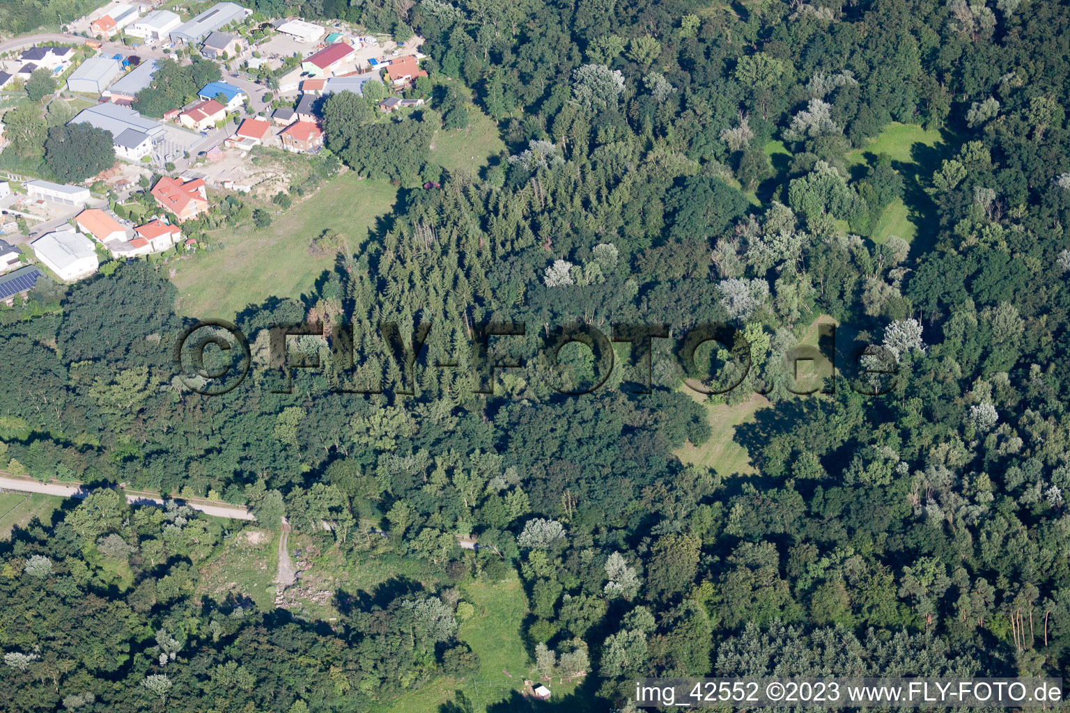 Fosse d'argile à Jockgrim dans le département Rhénanie-Palatinat, Allemagne vue du ciel