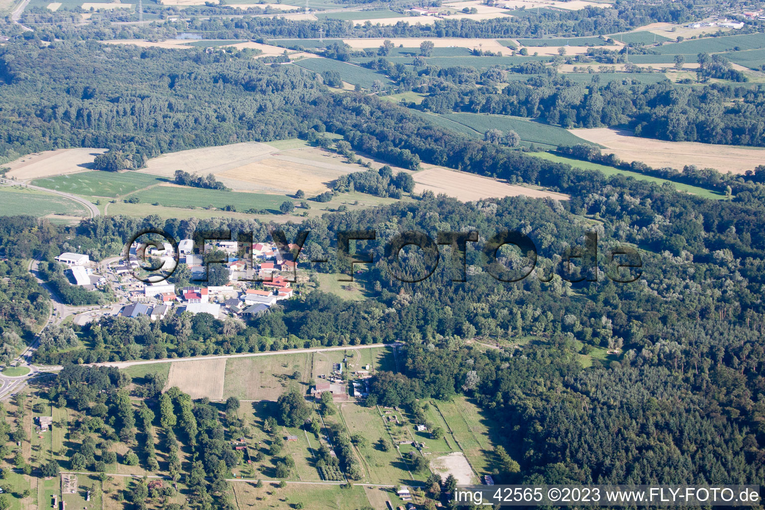 Enregistrement par drone de Fosse d'argile à Jockgrim dans le département Rhénanie-Palatinat, Allemagne