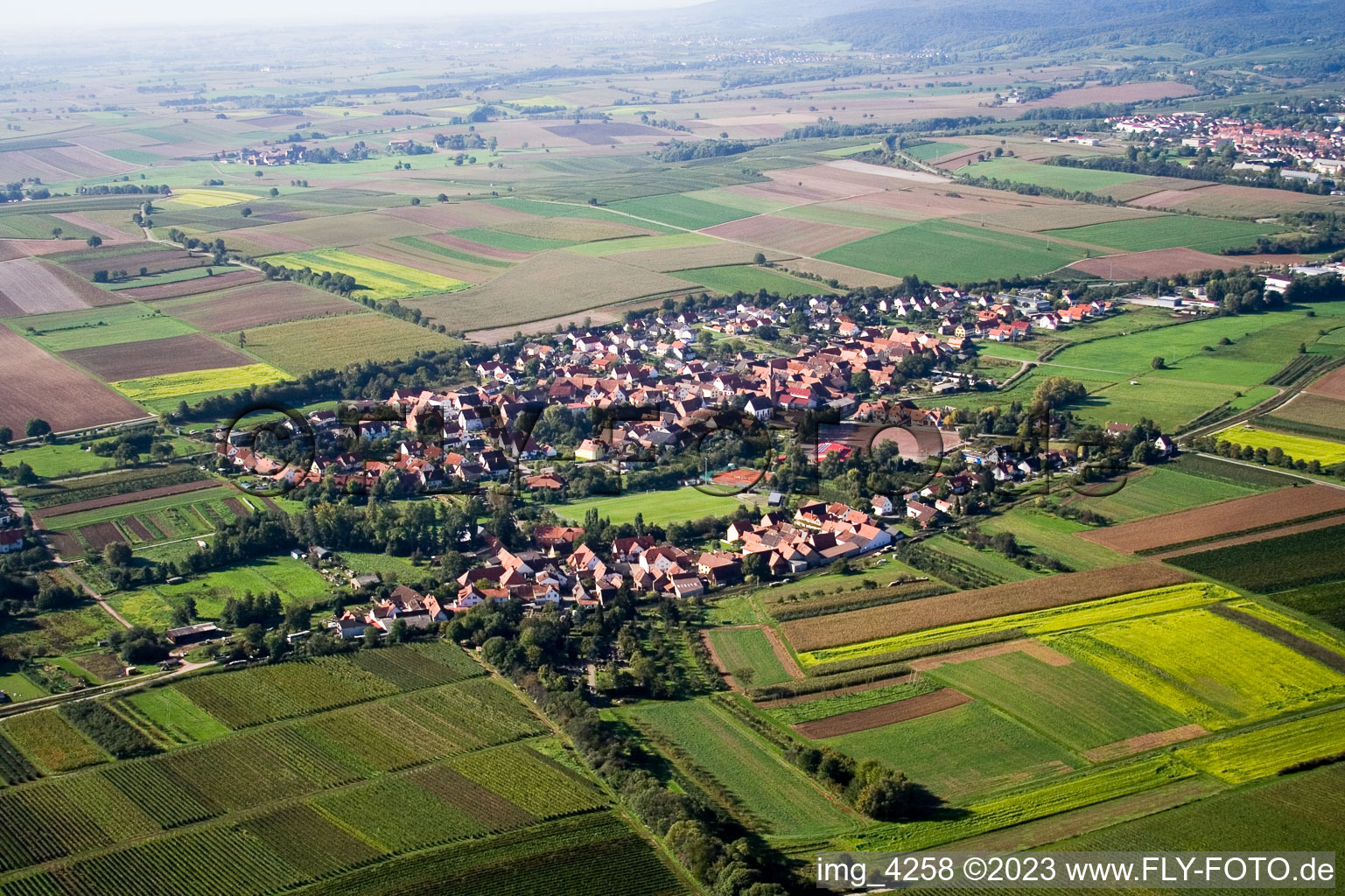 Quartier Drusweiler in Kapellen-Drusweiler dans le département Rhénanie-Palatinat, Allemagne du point de vue du drone