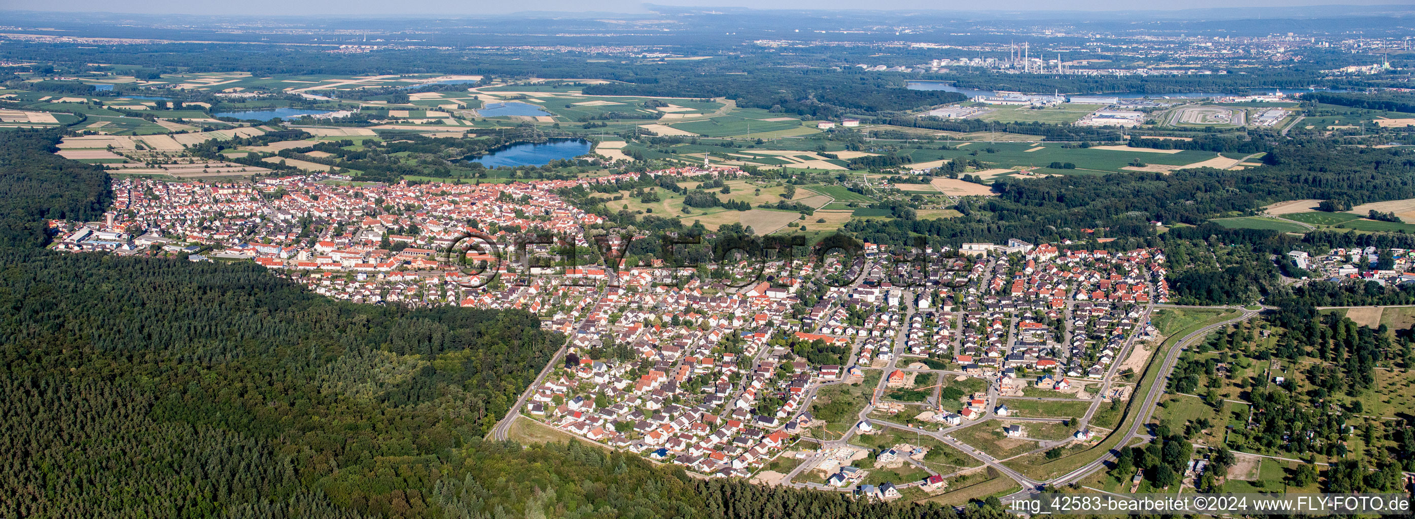 Vue aérienne de Vue panoramique en perspective des rues et des maisons des quartiers résidentiels à Jockgrim dans le département Rhénanie-Palatinat, Allemagne