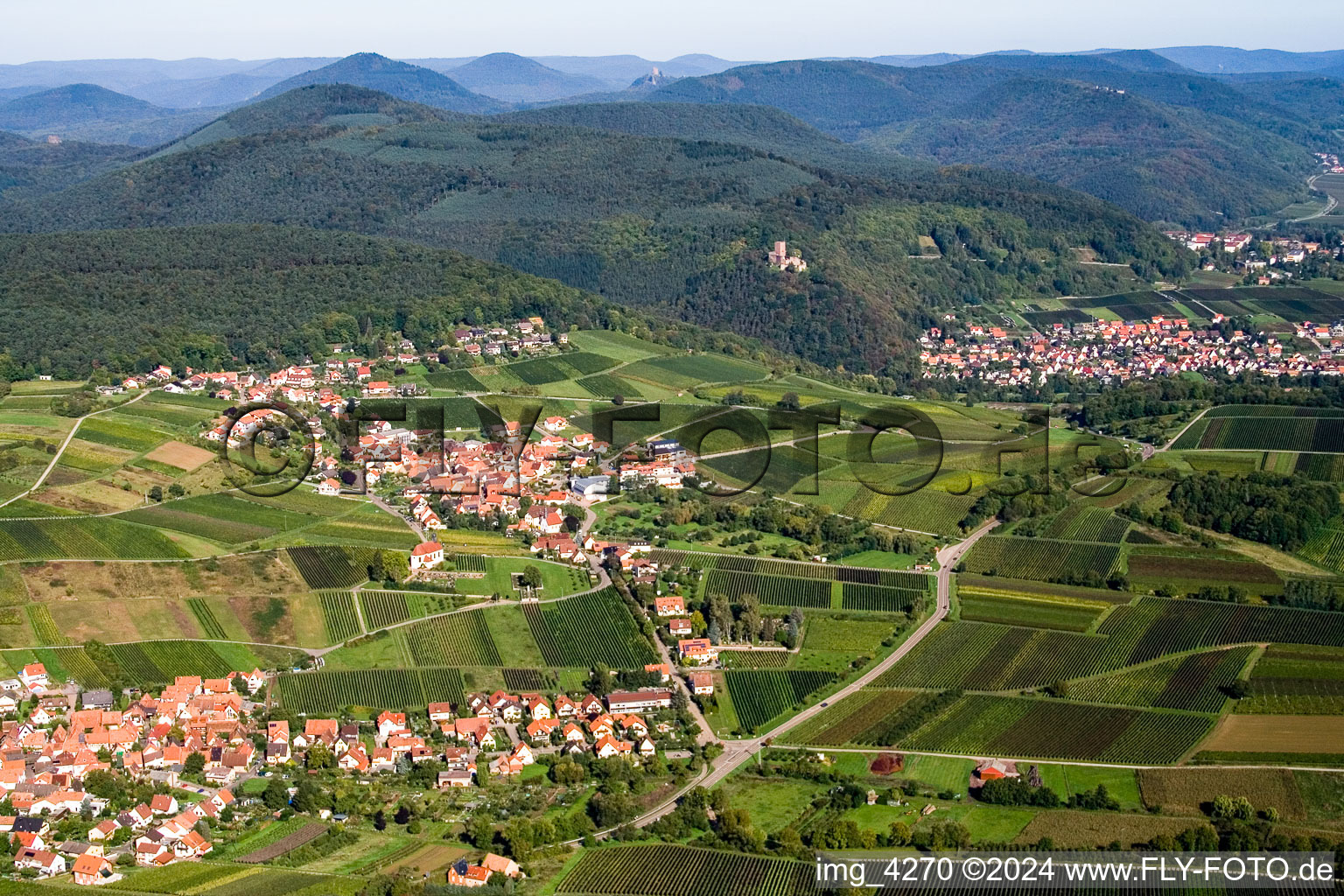 Vue aérienne de Gleishorbach, Gleiszellen, Klingenmünster, Château de Landeck à le quartier Gleiszellen in Gleiszellen-Gleishorbach dans le département Rhénanie-Palatinat, Allemagne