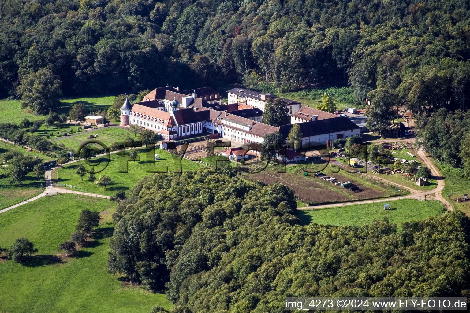 Vue aérienne de Ensemble immobilier de l'ancien monastère Liebfrauenkloster à Bad Bergzabern dans le département Rhénanie-Palatinat, Allemagne