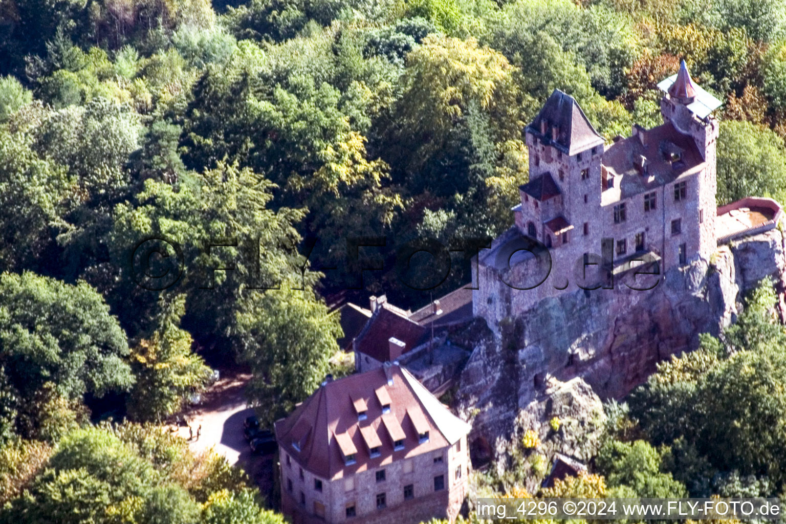 Château de Berwartstein à Erlenbach bei Dahn dans le département Rhénanie-Palatinat, Allemagne vue d'en haut