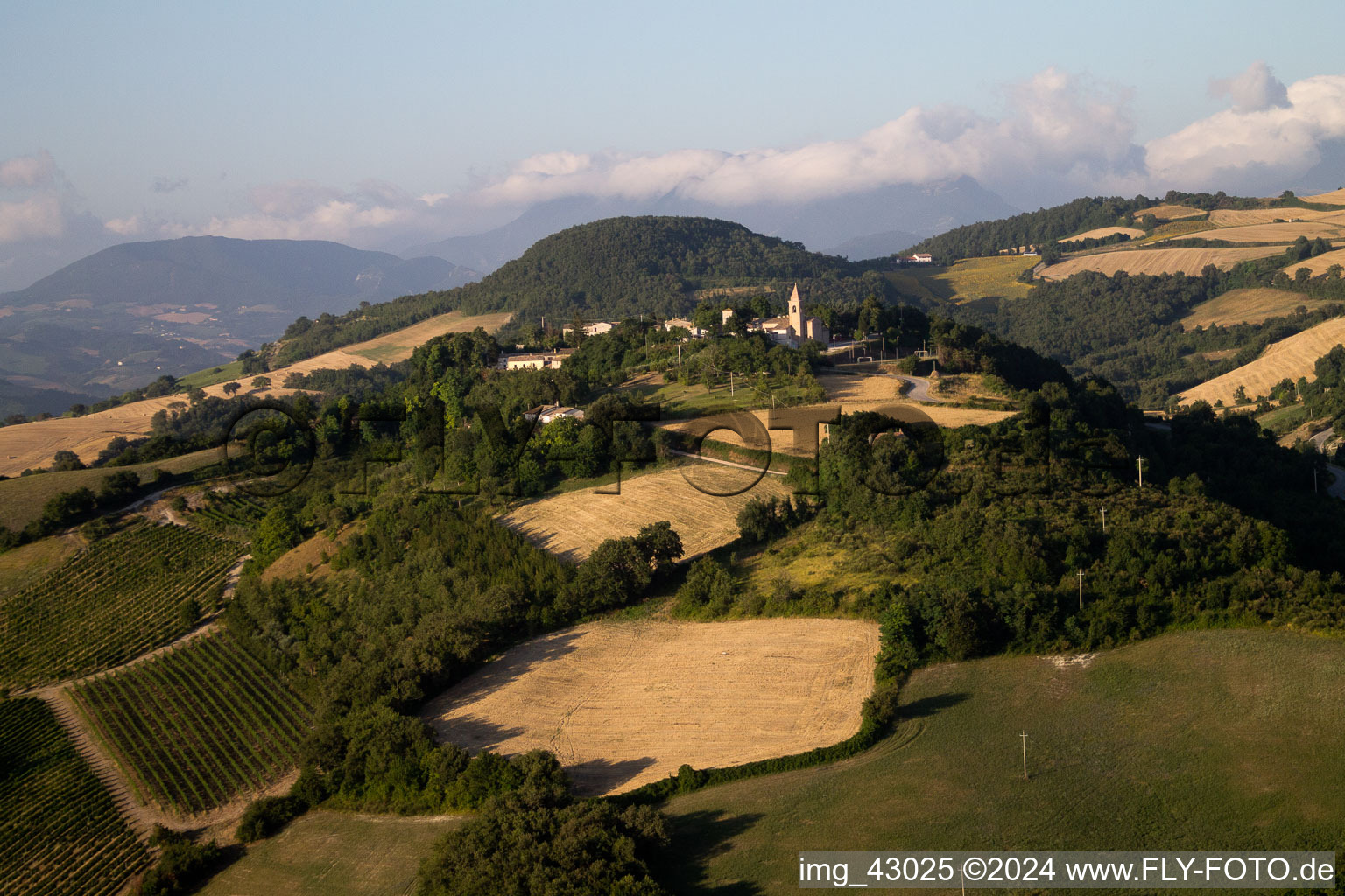 Vue d'oiseau de Isola di Fano dans le département Les Marches, Italie