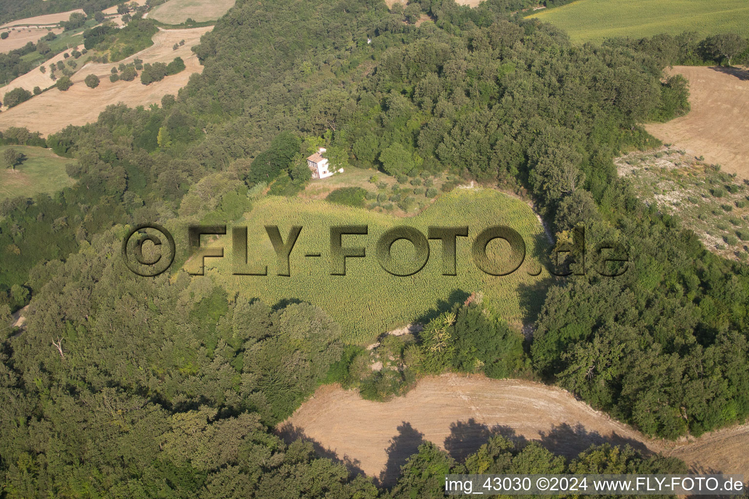 Vue aérienne de Fratte Rosa dans le département Pesaro und Urbino, Italie