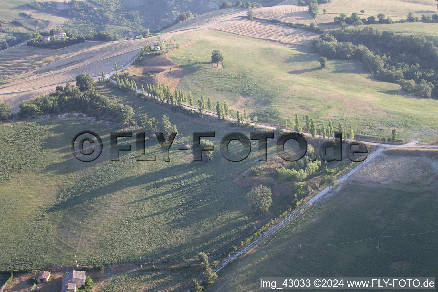 Photographie aérienne de Fratte Rosa dans le département Pesaro und Urbino, Italie