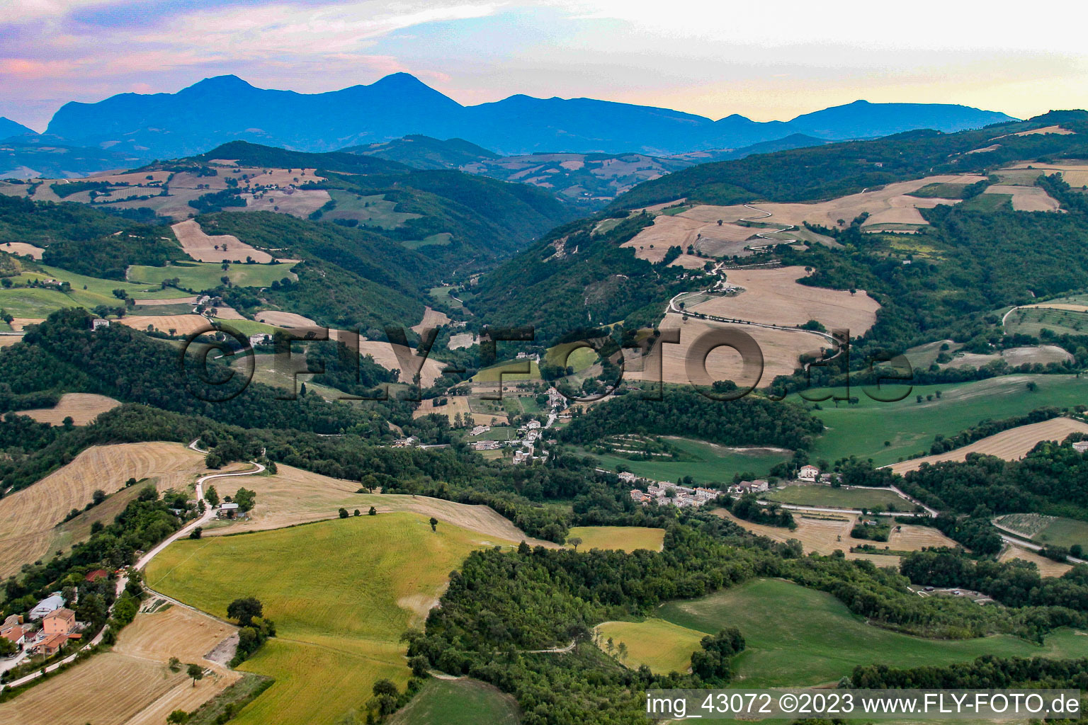 Vue aérienne de Cartoceto dans le département Les Marches, Italie
