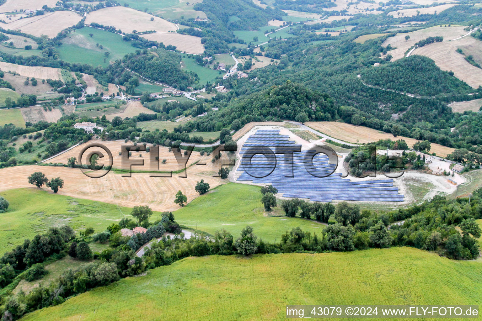 Vue aérienne de Rangées de panneaux du système photovoltaïque de Cartoceto dans les Marches à Pergola dans le département Pesaro und Urbino, Italie