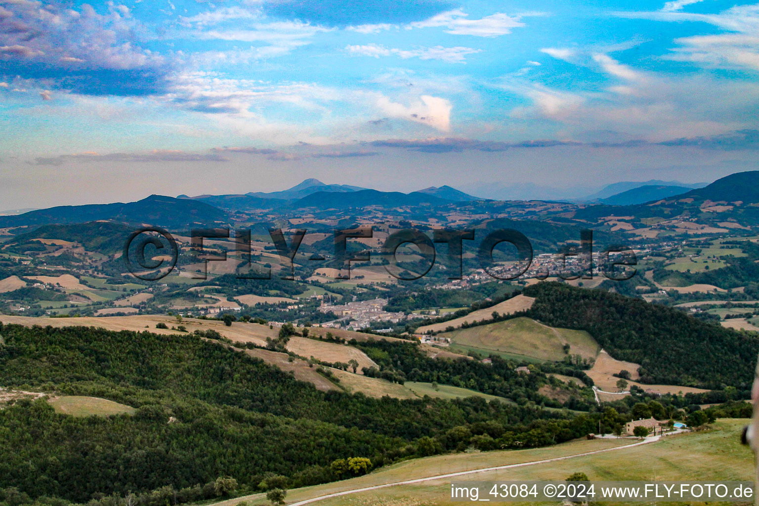 Cartoceto dans le département Les Marches, Italie depuis l'avion