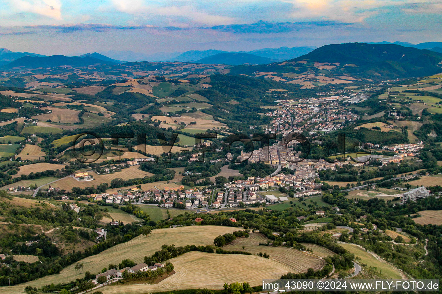 Vue aérienne de Pergola dans le département Pesaro und Urbino, Italie