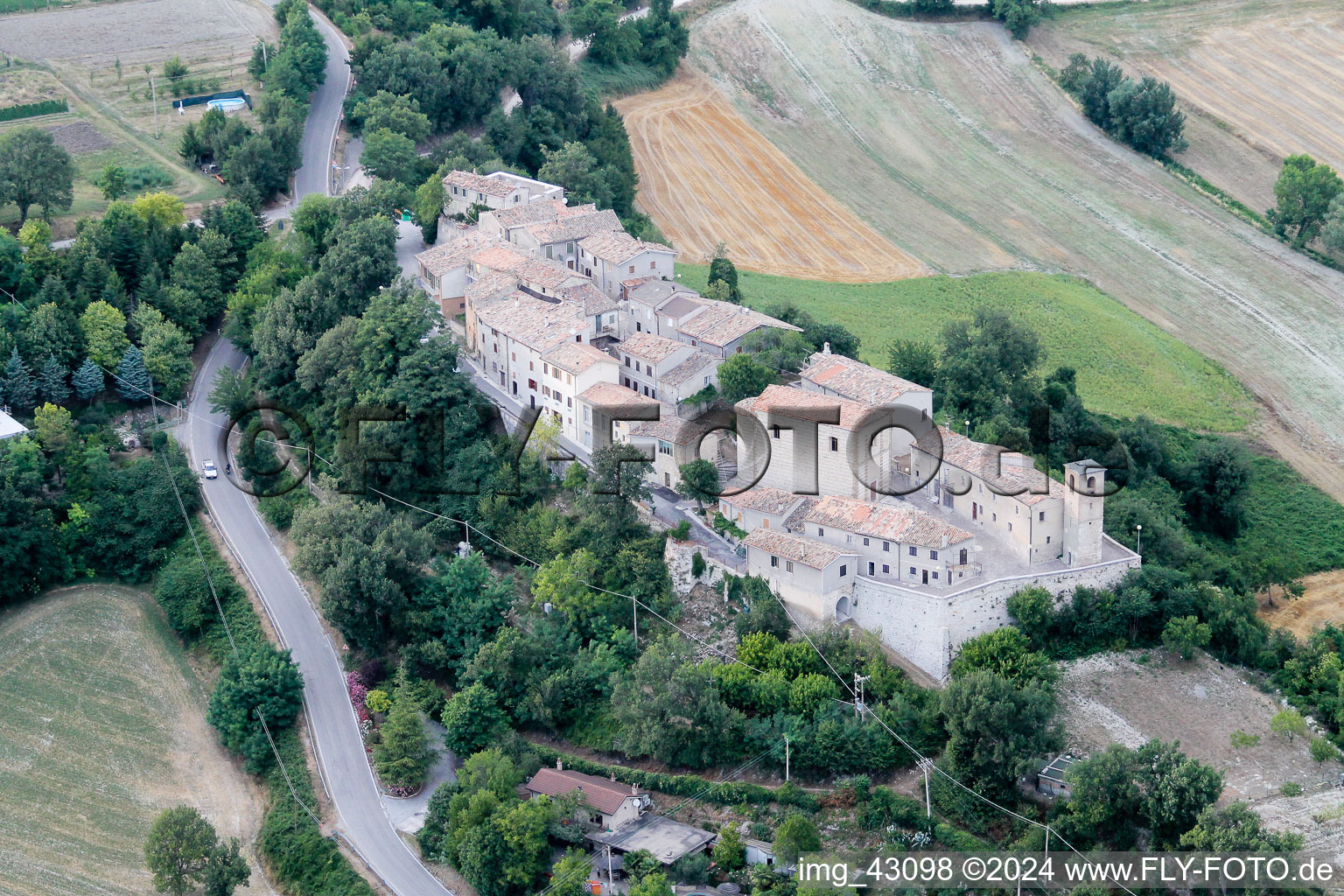 Image drone de Cartoceto dans le département Les Marches, Italie