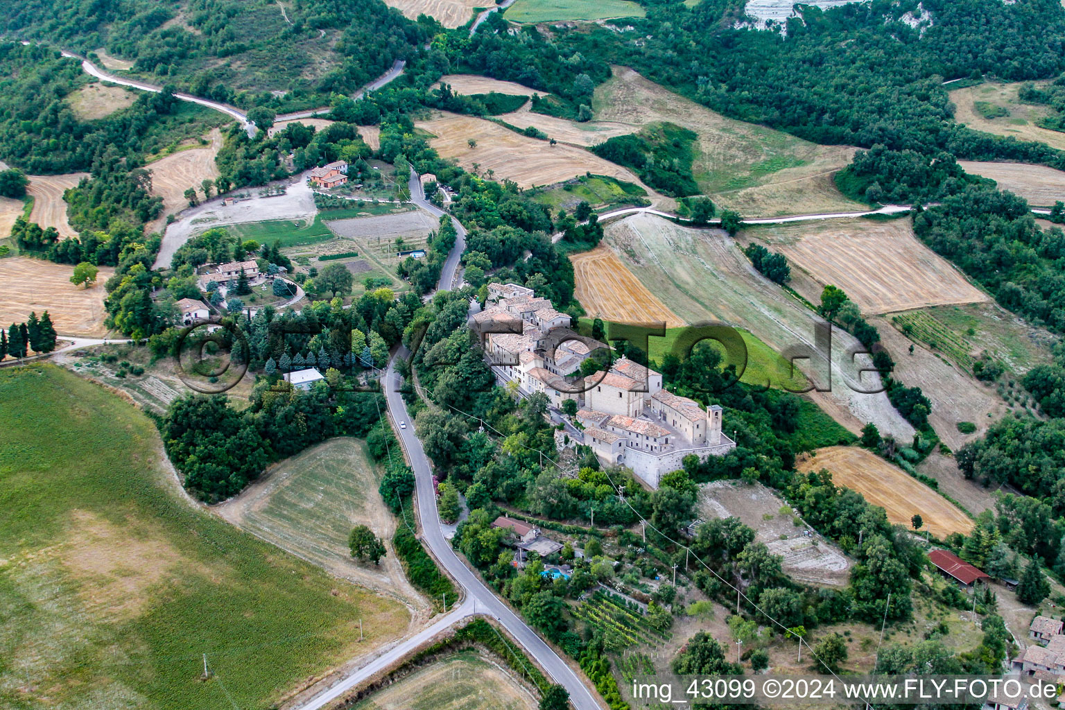 Cartoceto dans le département Les Marches, Italie du point de vue du drone