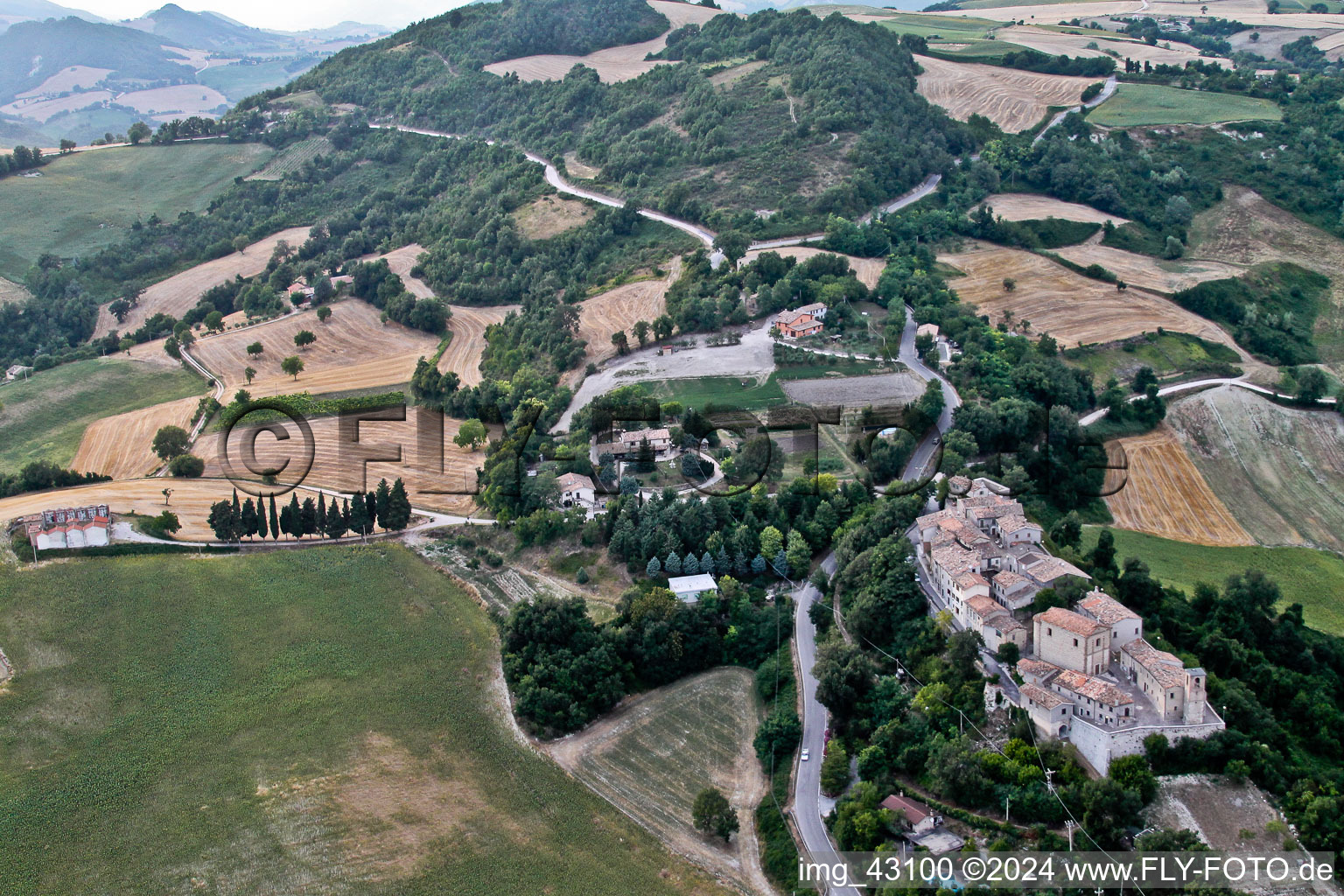 Vue aérienne de Vue locale des rues et des maisons de Monterolo dans les Marches à le quartier Monterolo in Pergola dans le département Pesaro und Urbino, Italie