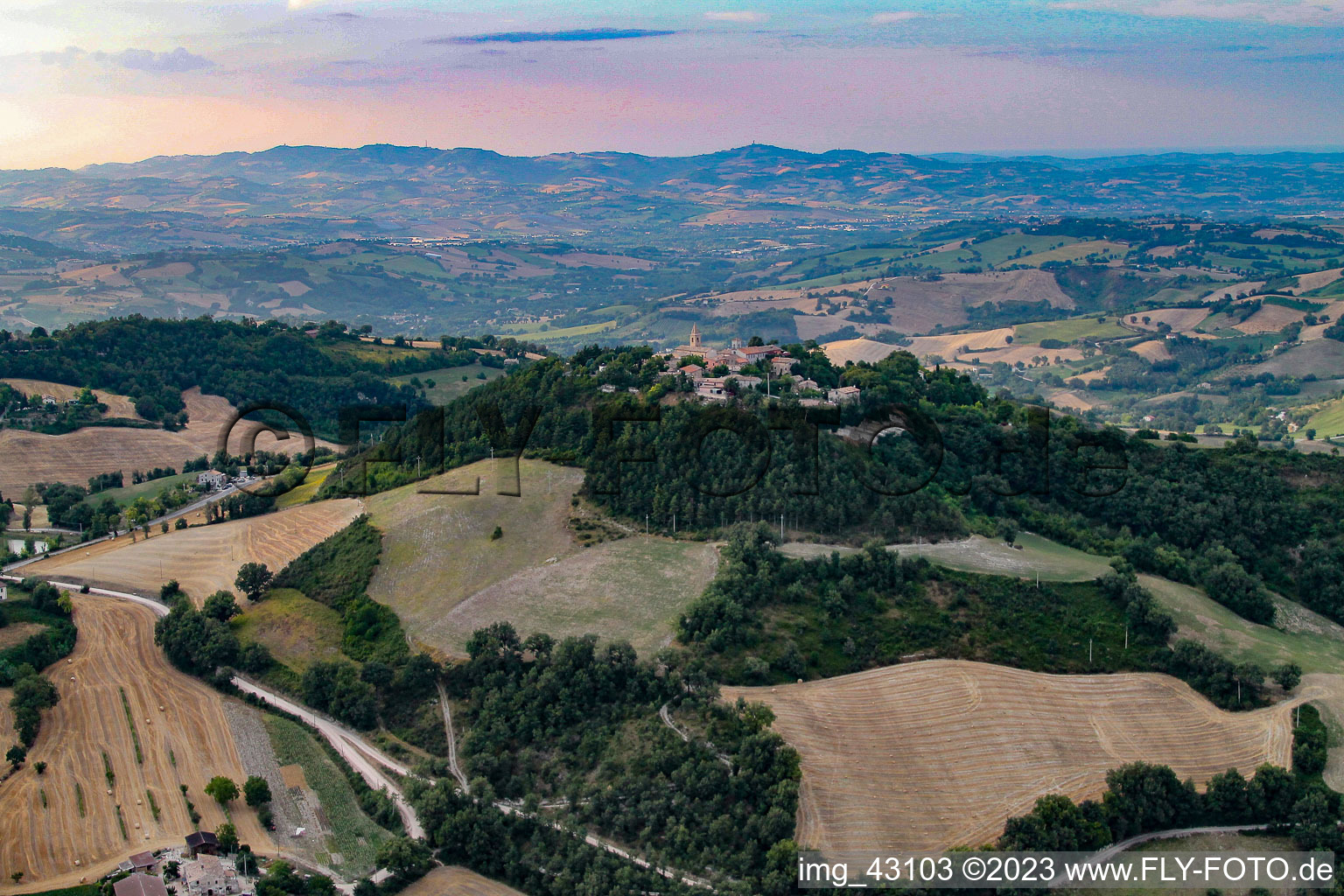 Cartoceto dans le département Les Marches, Italie vu d'un drone