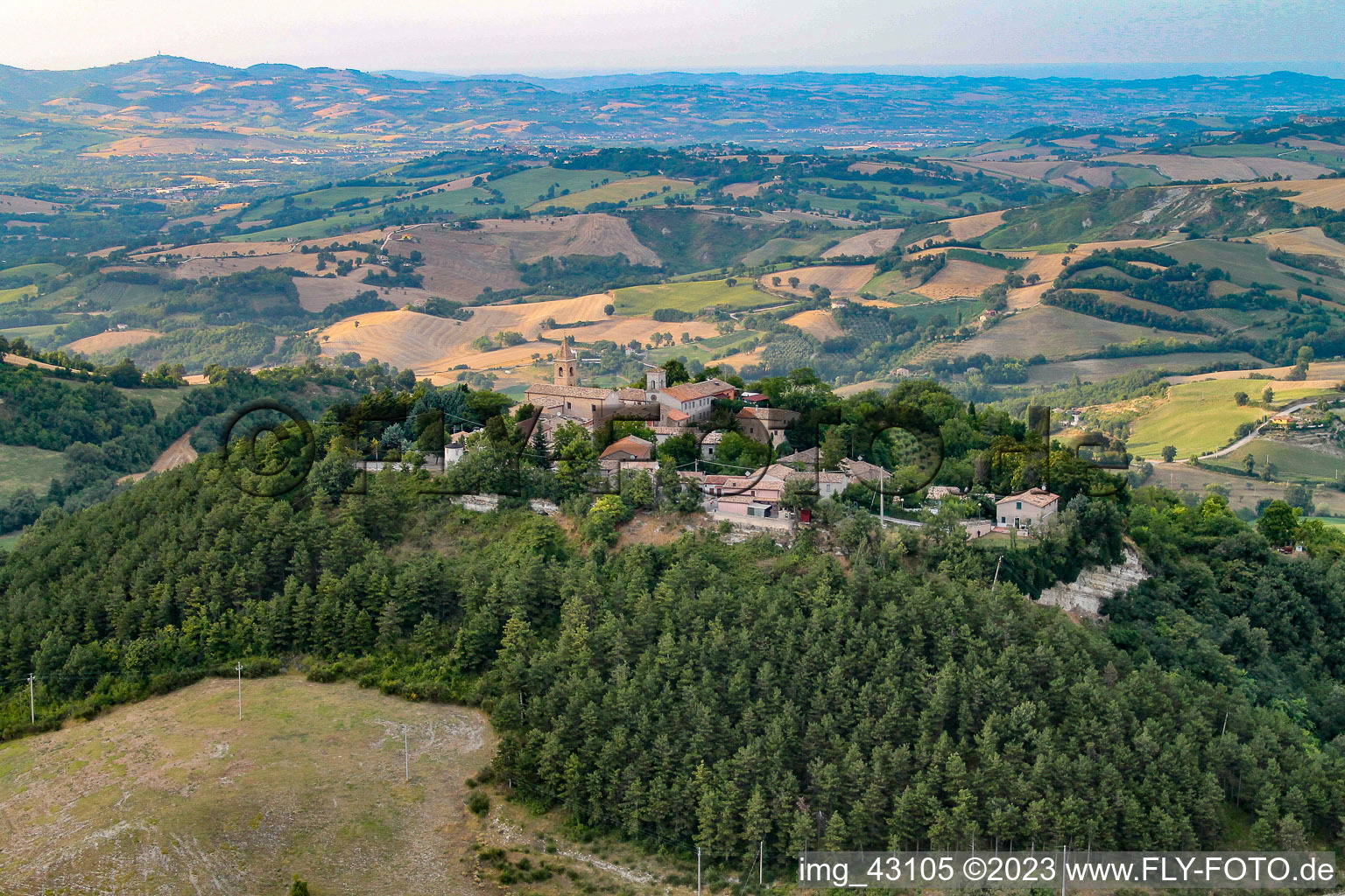 Vue aérienne de Cartoceto dans le département Les Marches, Italie