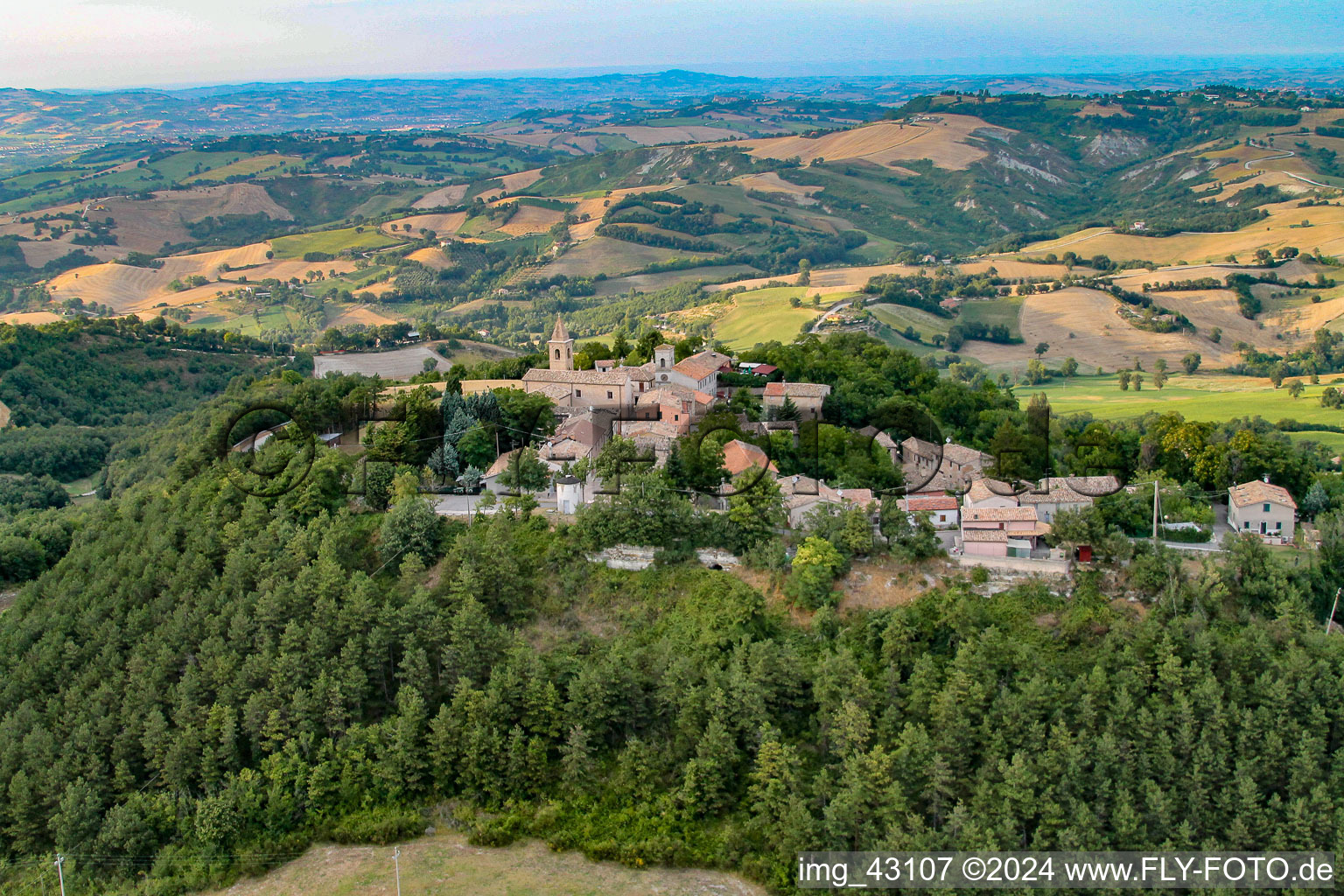 Photographie aérienne de Cartoceto dans le département Les Marches, Italie