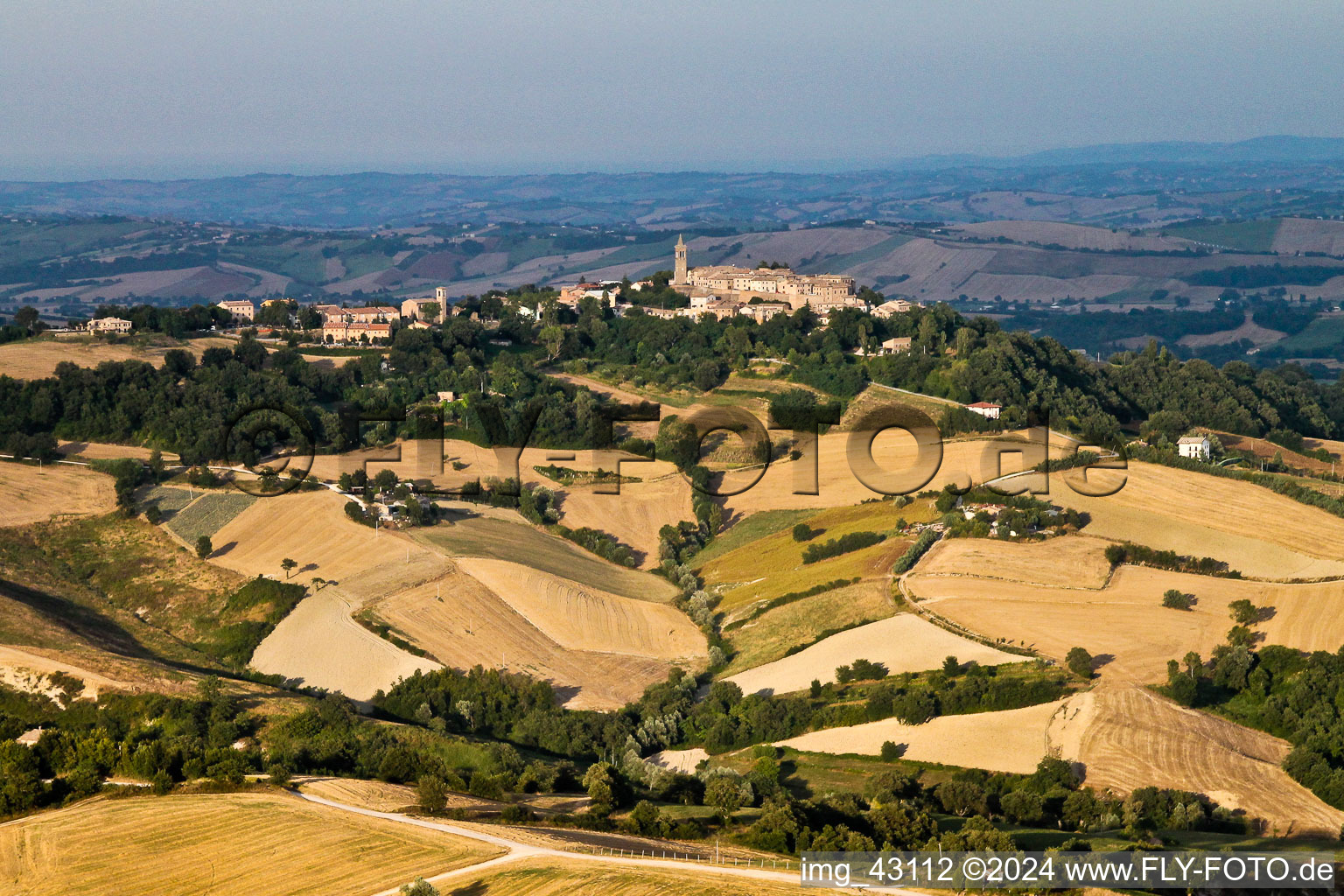 Vue aérienne de Structures sur champs agricoles en Isola di Fano dans les Marches à le quartier Isola di Fano in Fossombrone dans le département Pesaro und Urbino, Italie