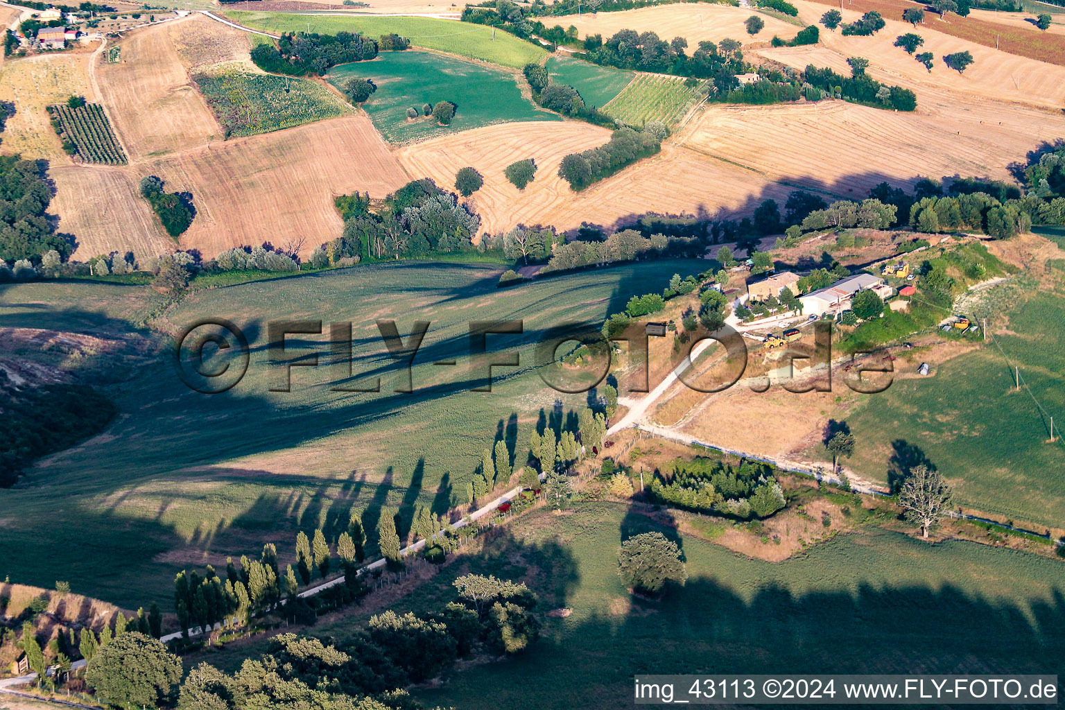 Fratte Rosa dans le département Pesaro und Urbino, Italie d'en haut