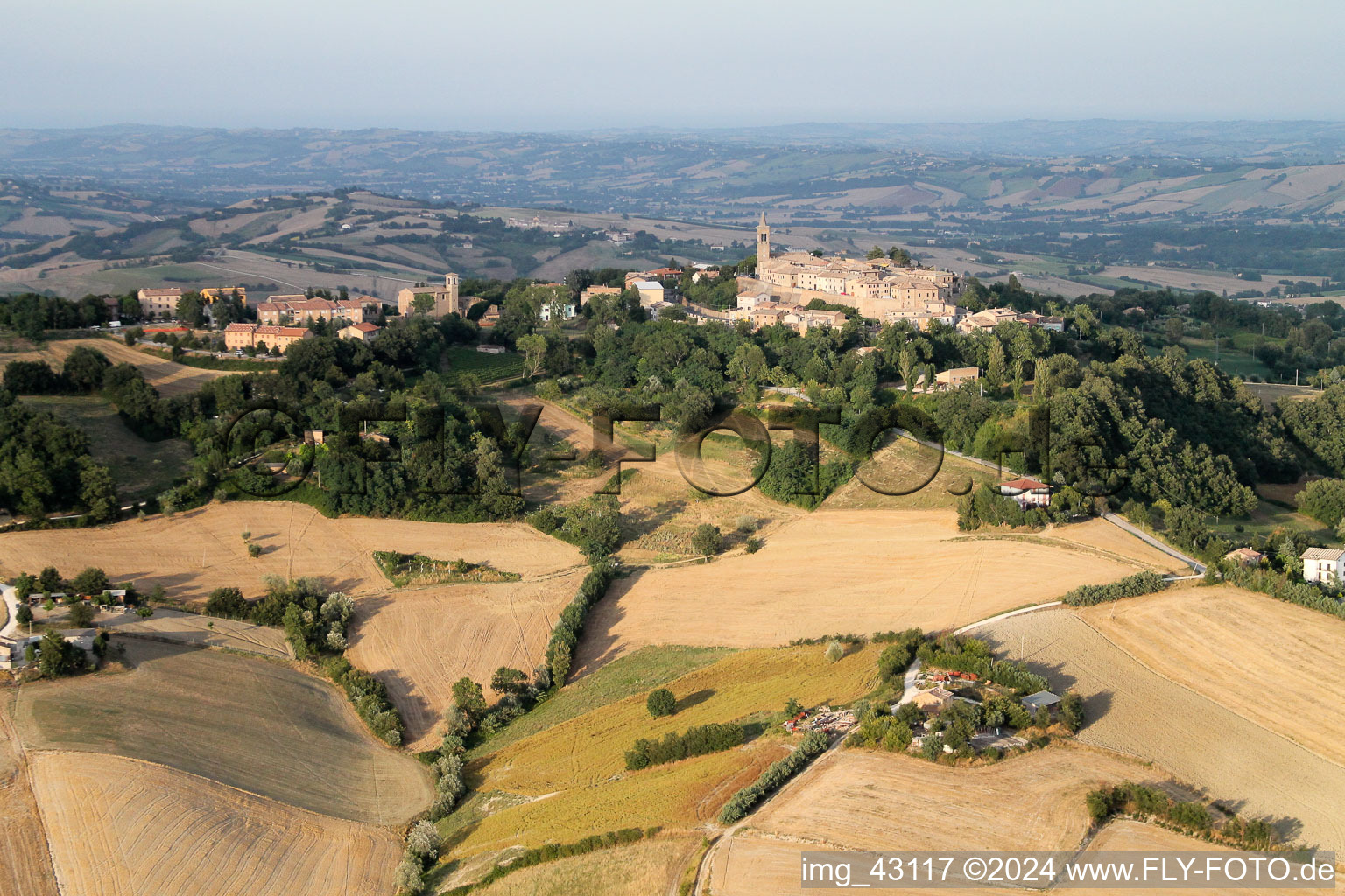 Vue aérienne de Vue locale des rues et des maisons de Fratte Rosa dans les Marches à Fratte Rosa dans le département Pesaro und Urbino, Italie