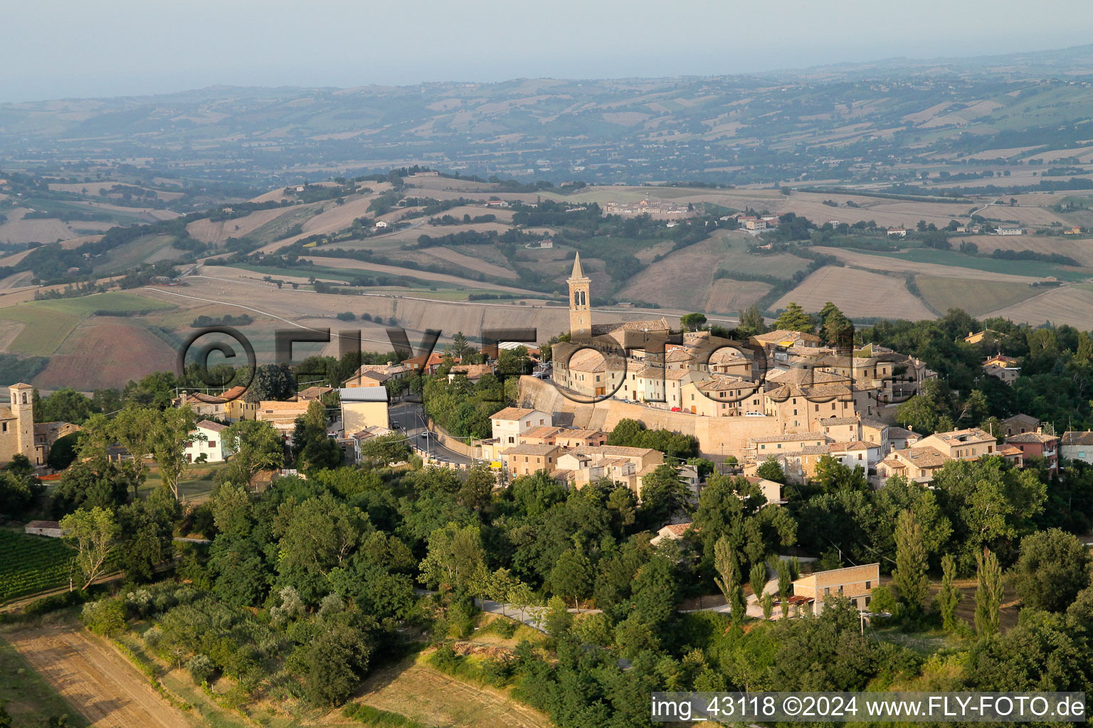 Vue aérienne de Vue locale des rues et des maisons de Fratte Rosa dans les Marches à Fratte Rosa dans le département Pesaro und Urbino, Italie