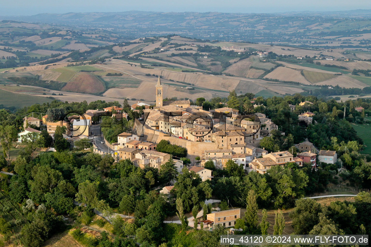 Photographie aérienne de Vue locale des rues et des maisons de Fratte Rosa dans les Marches à Fratte Rosa dans le département Pesaro und Urbino, Italie