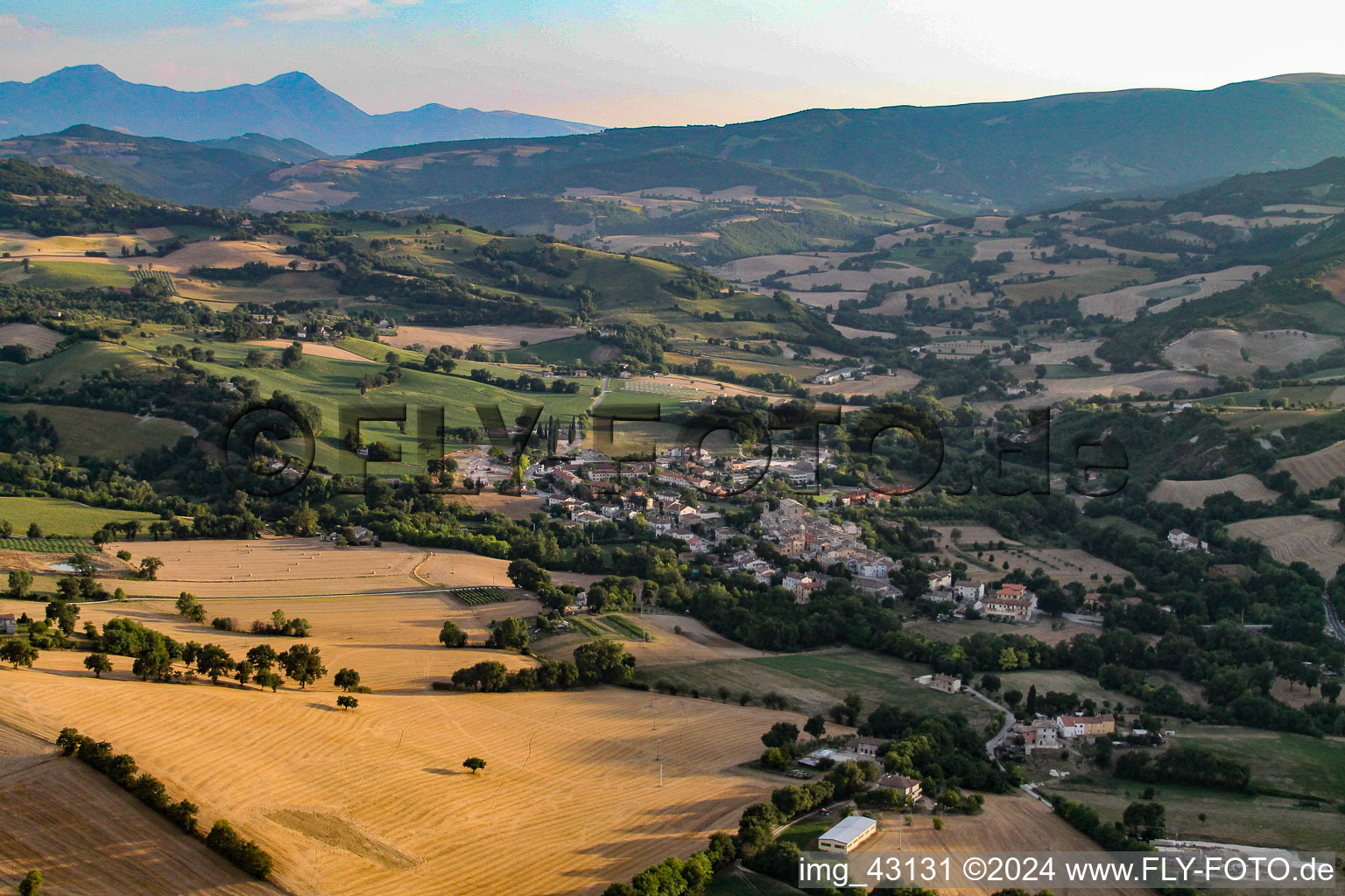 Isola di Fano dans le département Les Marches, Italie depuis l'avion