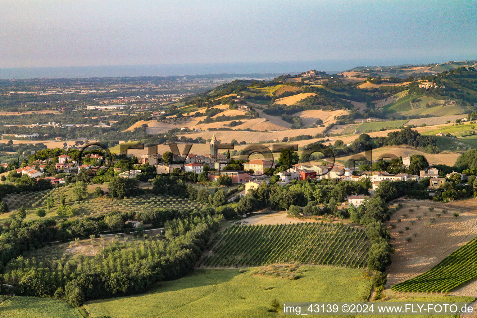 Vue aérienne de Sant'Ippolito dans le département Les Marches, Italie