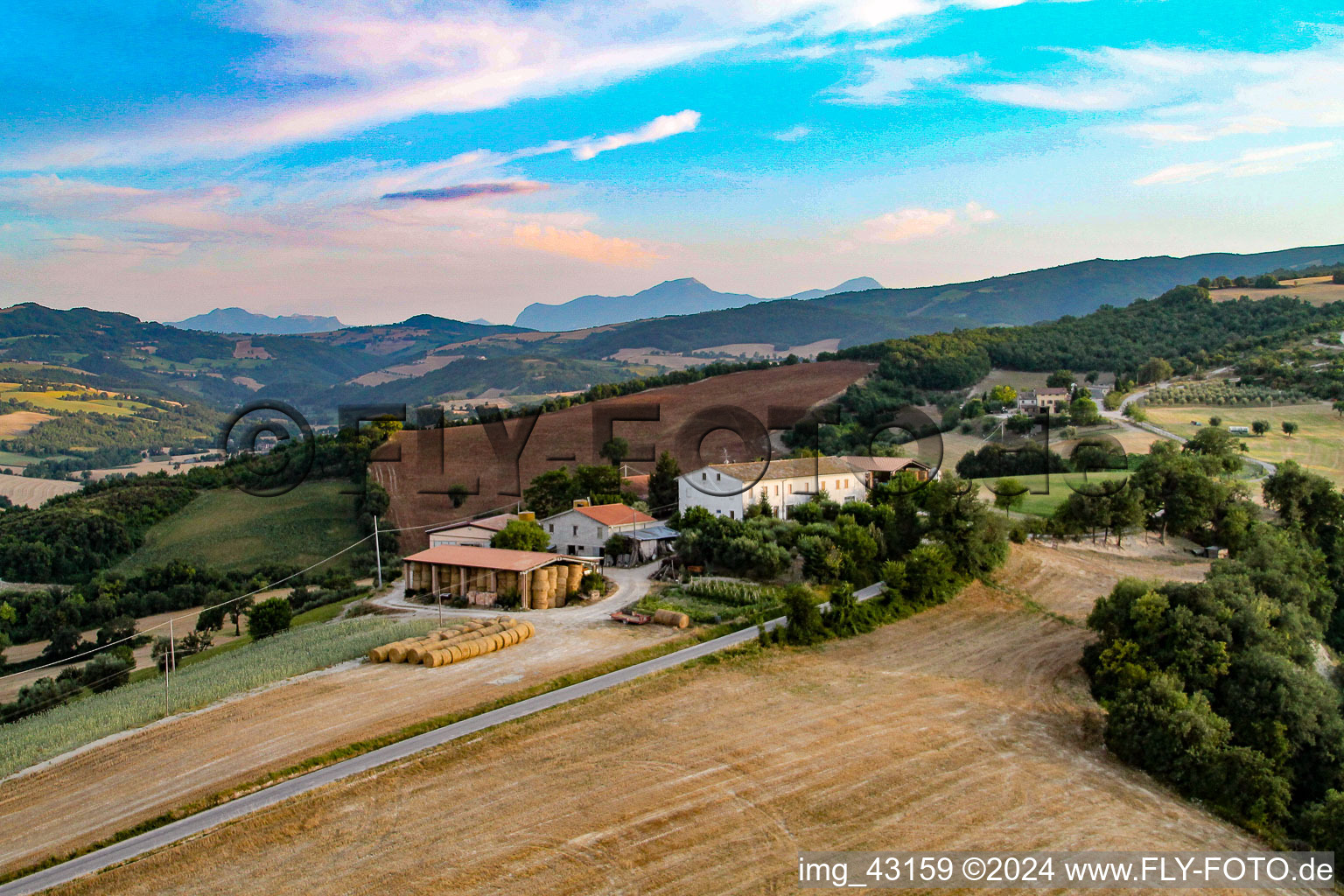 Santa Maria della Valle dans le département Les Marches, Italie depuis l'avion