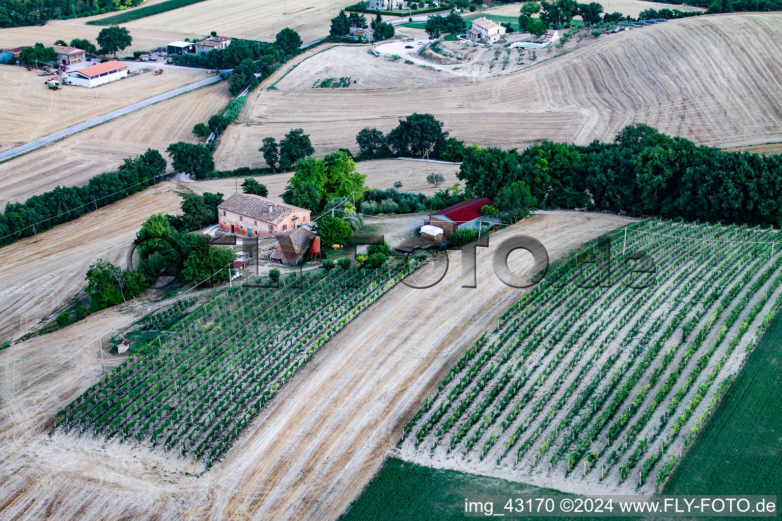 Enregistrement par drone de San Martino dei Muri dans le département Les Marches, Italie