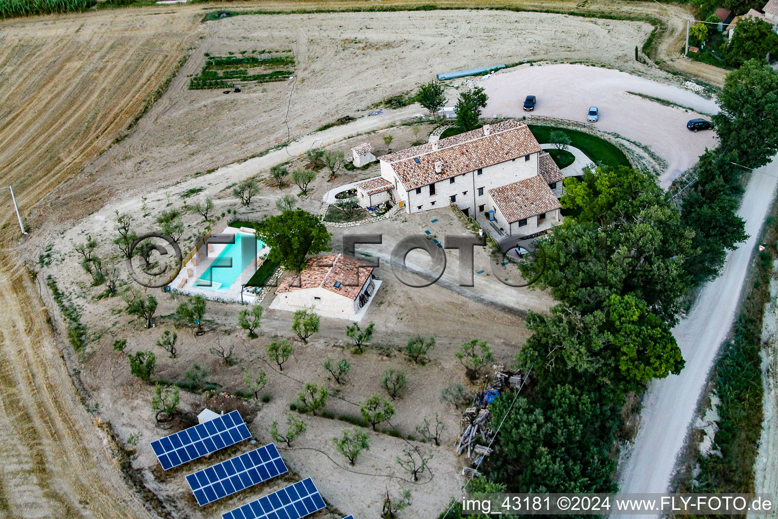 San Martino dei Muri dans le département Les Marches, Italie du point de vue du drone