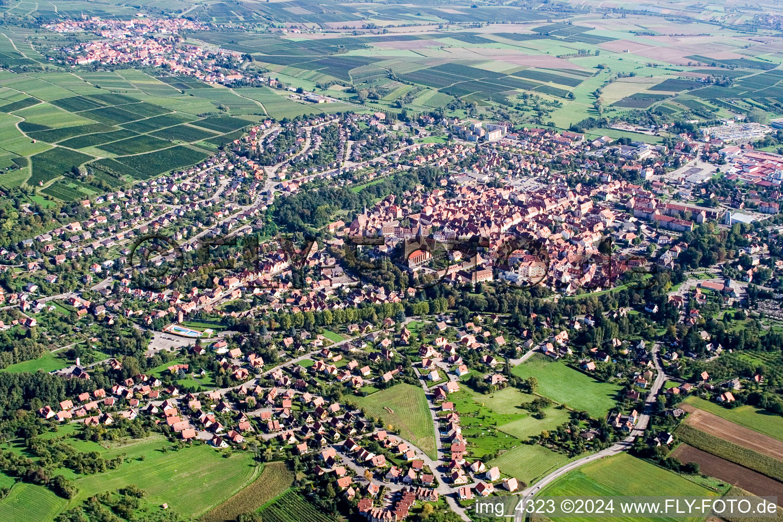 Vue aérienne de Du sud-ouest à Wissembourg dans le département Bas Rhin, France