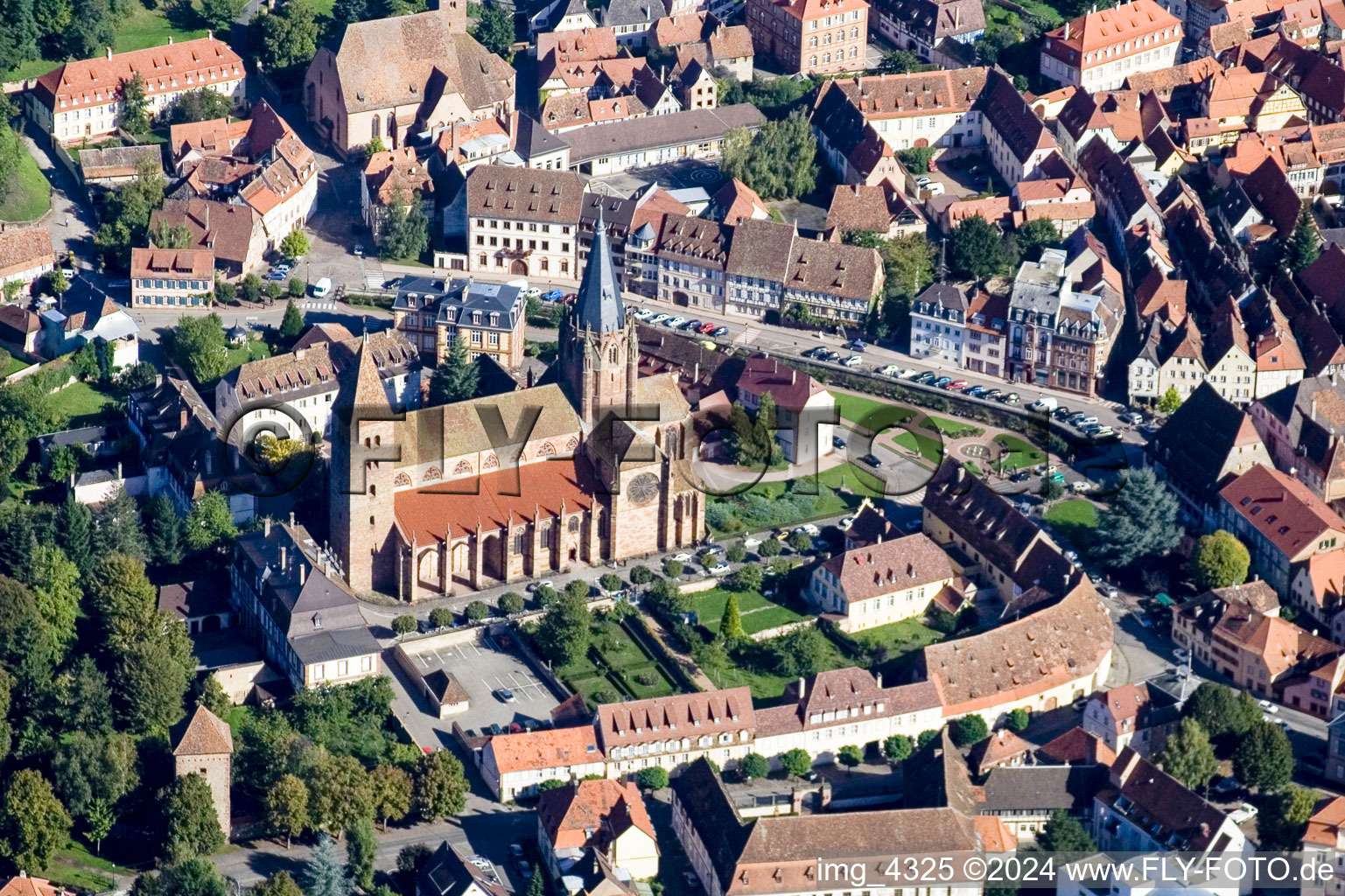 Vue aérienne de Cathédrale à Wissembourg dans le département Bas Rhin, France